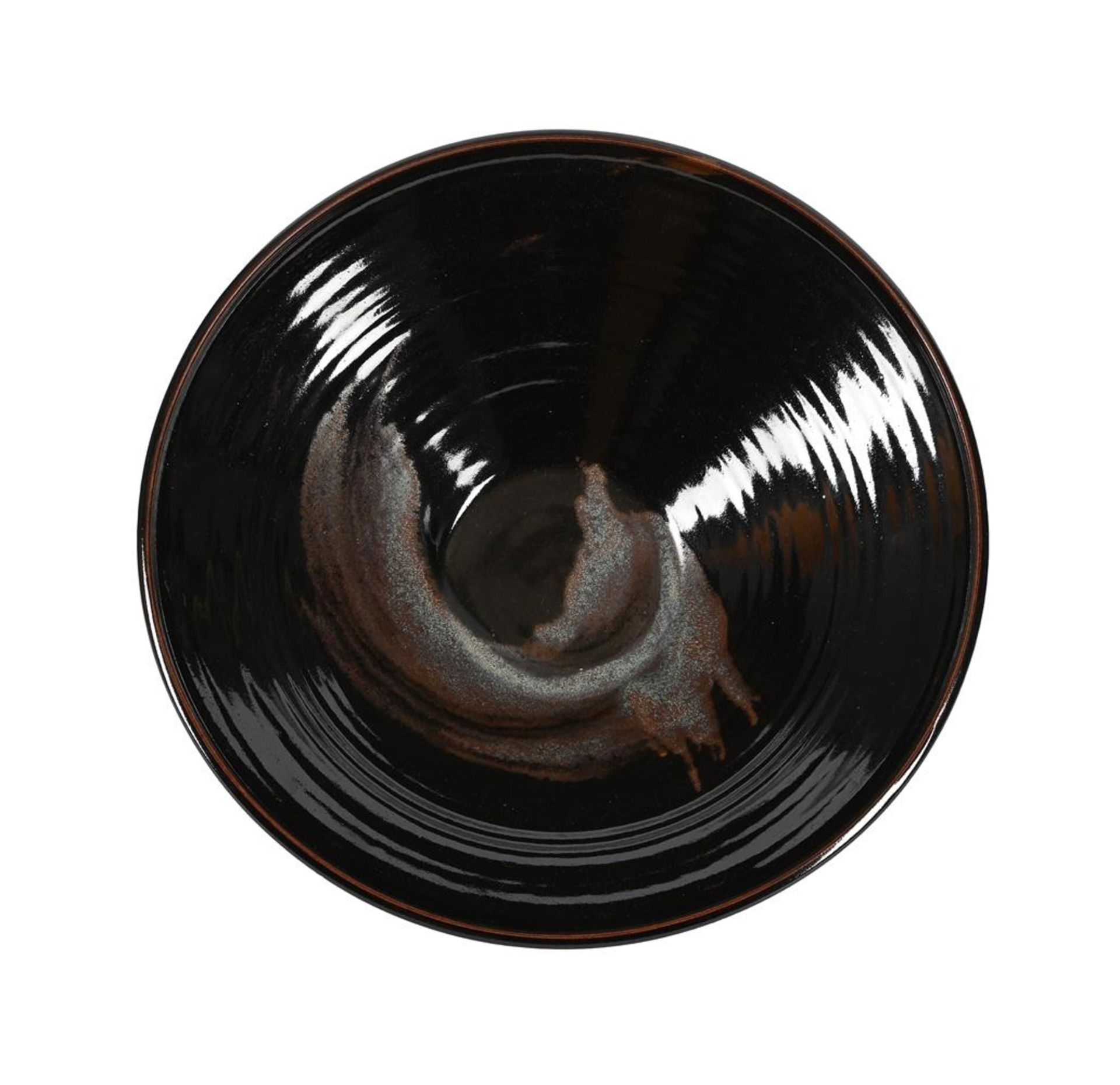 λ CHRIS CARTER (BRITISH B. 1945), A LARGE BROWN GLAZED OPEN BOWL