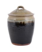 λ JIM MALONE (BRITISH B. 1946), A TENMOKU AND GREEN GLAZED LIDDED JAR AND COVER