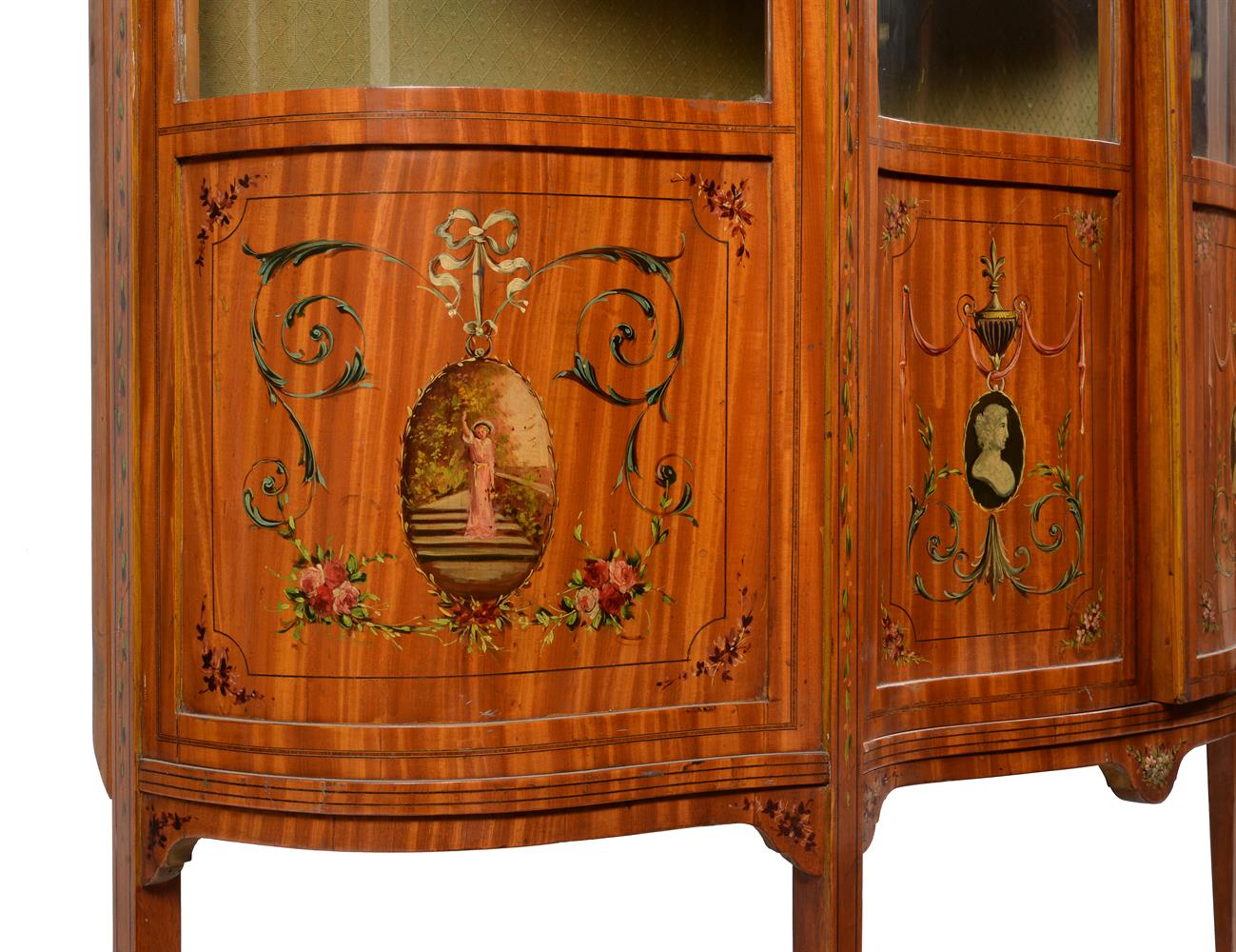 A SHERATON REVIVAL SATINWOOD AND POLYCHROME PAINTED DISPLAY CABINET - Image 5 of 5