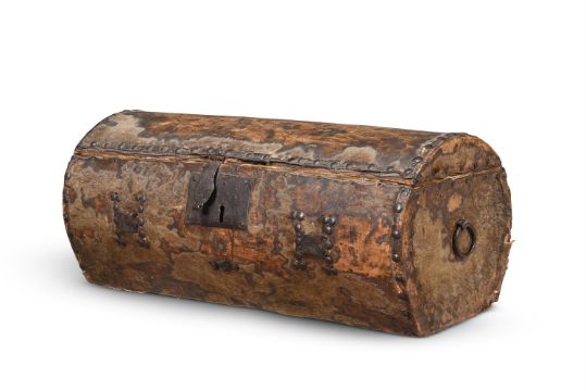 A HIDE AND STUD WORK CIRCULAR TRAVELLING BOX, LATE 17TH OR EARLY 18TH CENTURY