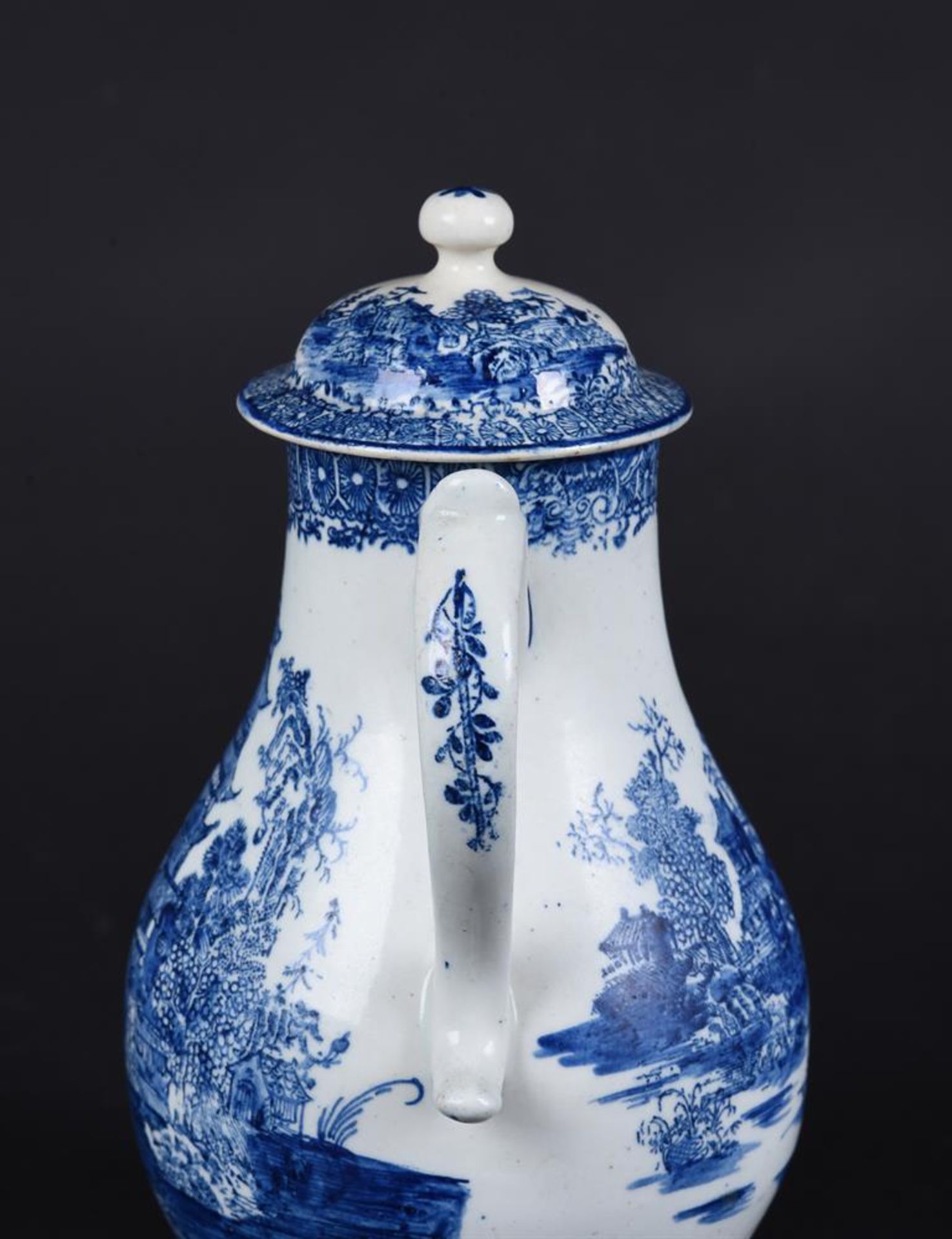 A LOWESTOFT BLUE AND WHITE NOBLE JUG AND COVER - Image 3 of 3