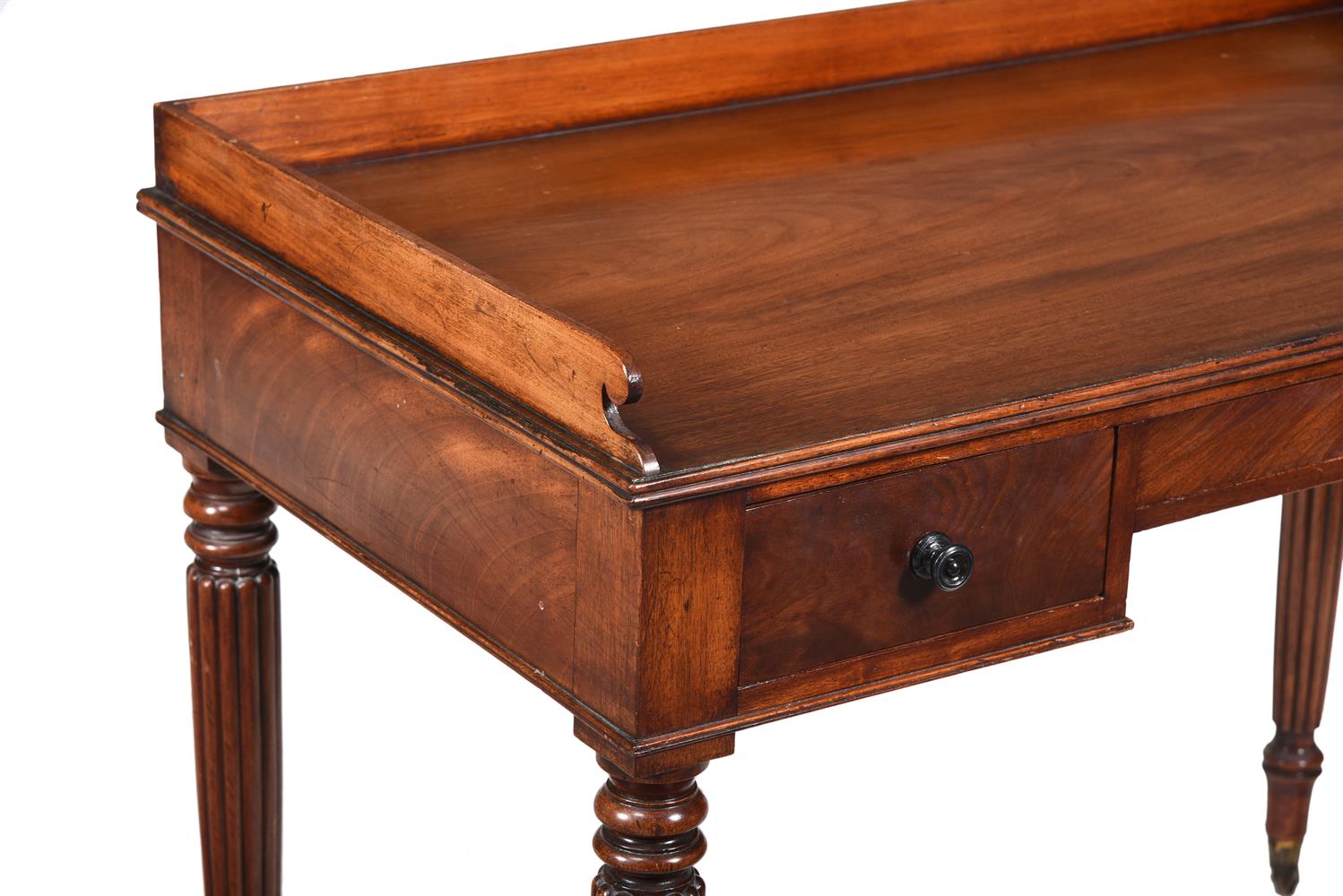 A GEORGE IV MAHOGANY DRESSING TABLE - Image 2 of 3