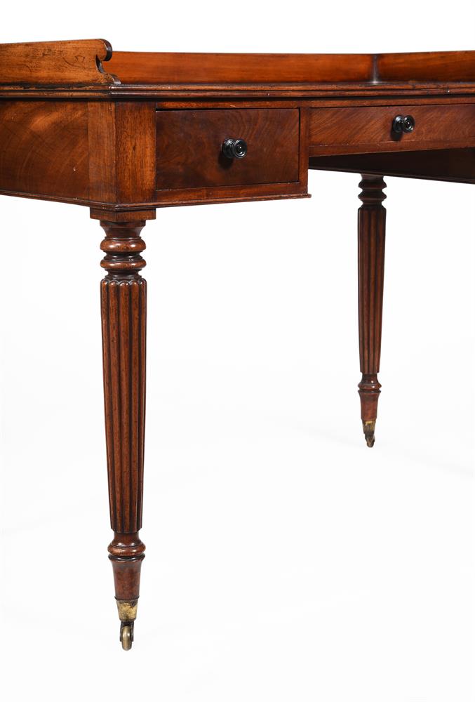 A GEORGE IV MAHOGANY DRESSING TABLE - Image 3 of 3