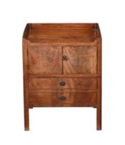 A GEORGE III MAHOGANY TRAY TOP COMMODE