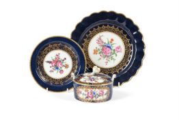 A WORCESTER BLUE-GROUND AND POLYCHROME PORCELAIN BUTTER DISH, COVER, STAND, AND SIDE-PLATE