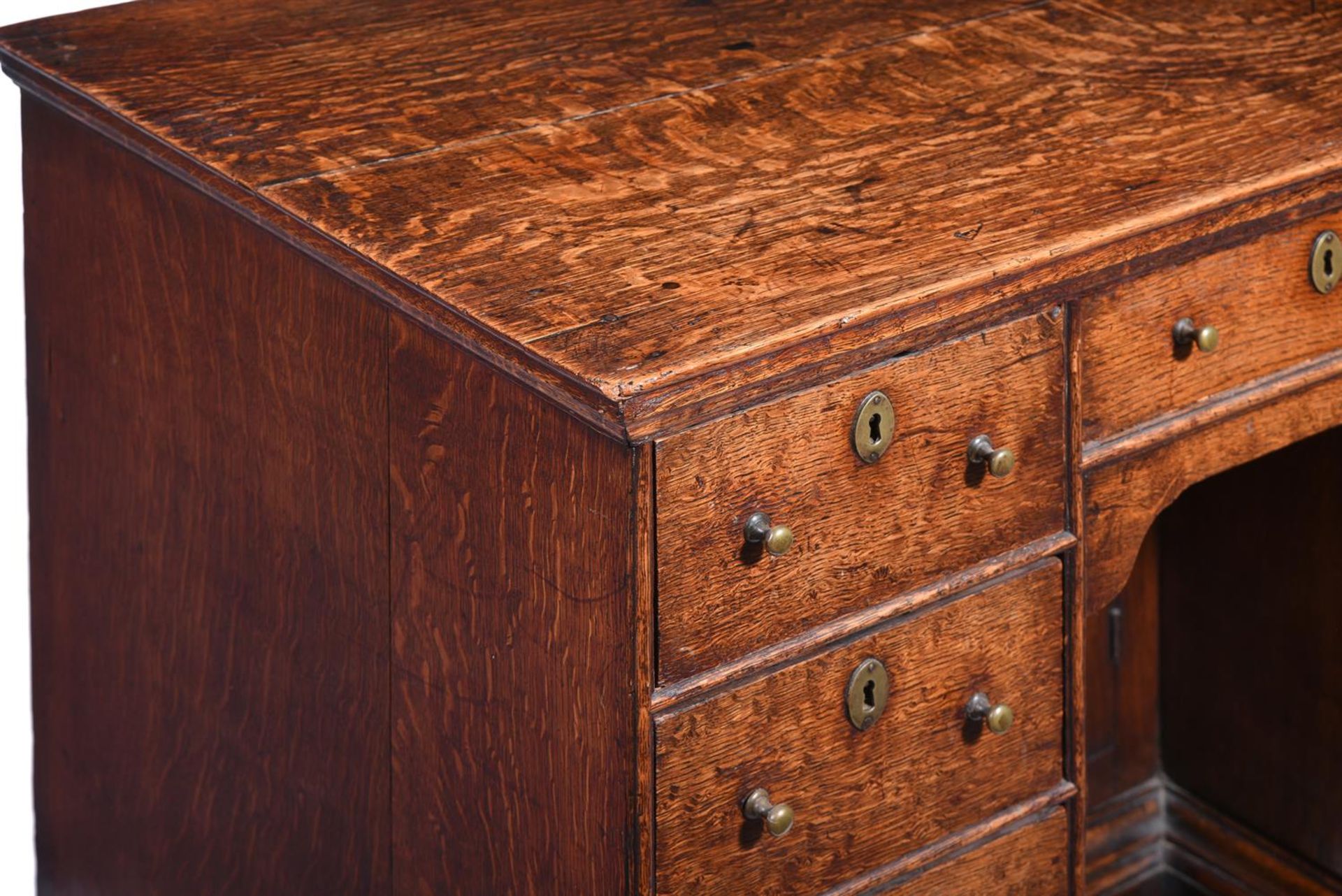 AN OAK KNEEHOLE DESK, FIRST HALF 18TH CENTURY - Image 4 of 5