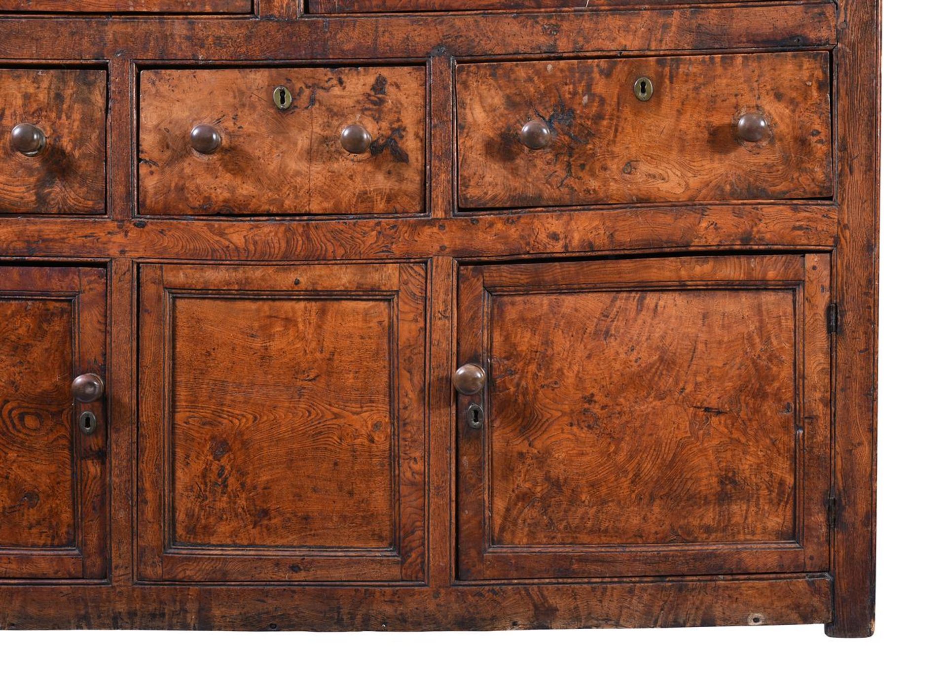 A BURR ELM ESTATE CABINET, LATE 18TH OR EARLY 19TH CENTURY - Bild 3 aus 4