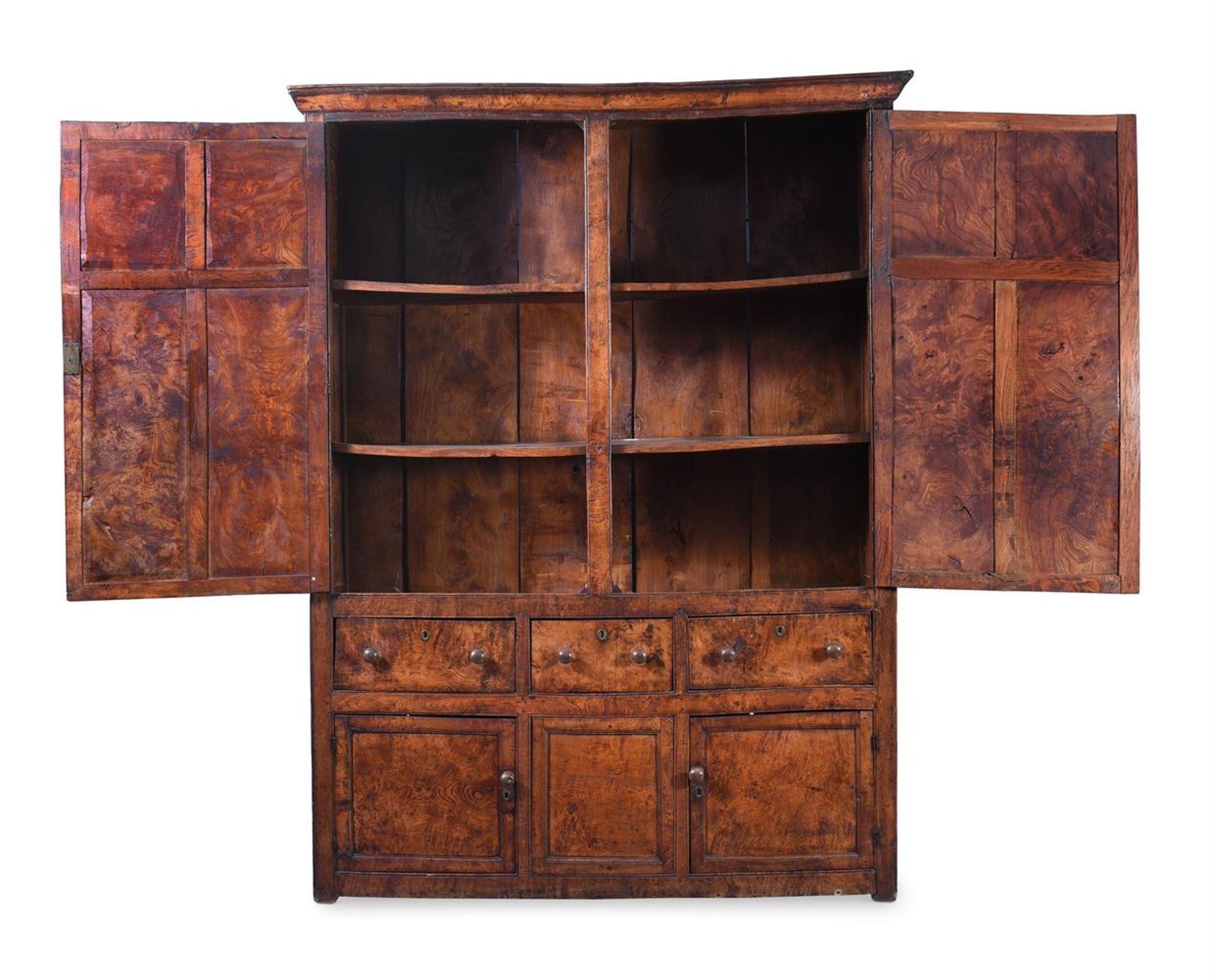 A BURR ELM ESTATE CABINET, LATE 18TH OR EARLY 19TH CENTURY - Bild 4 aus 4