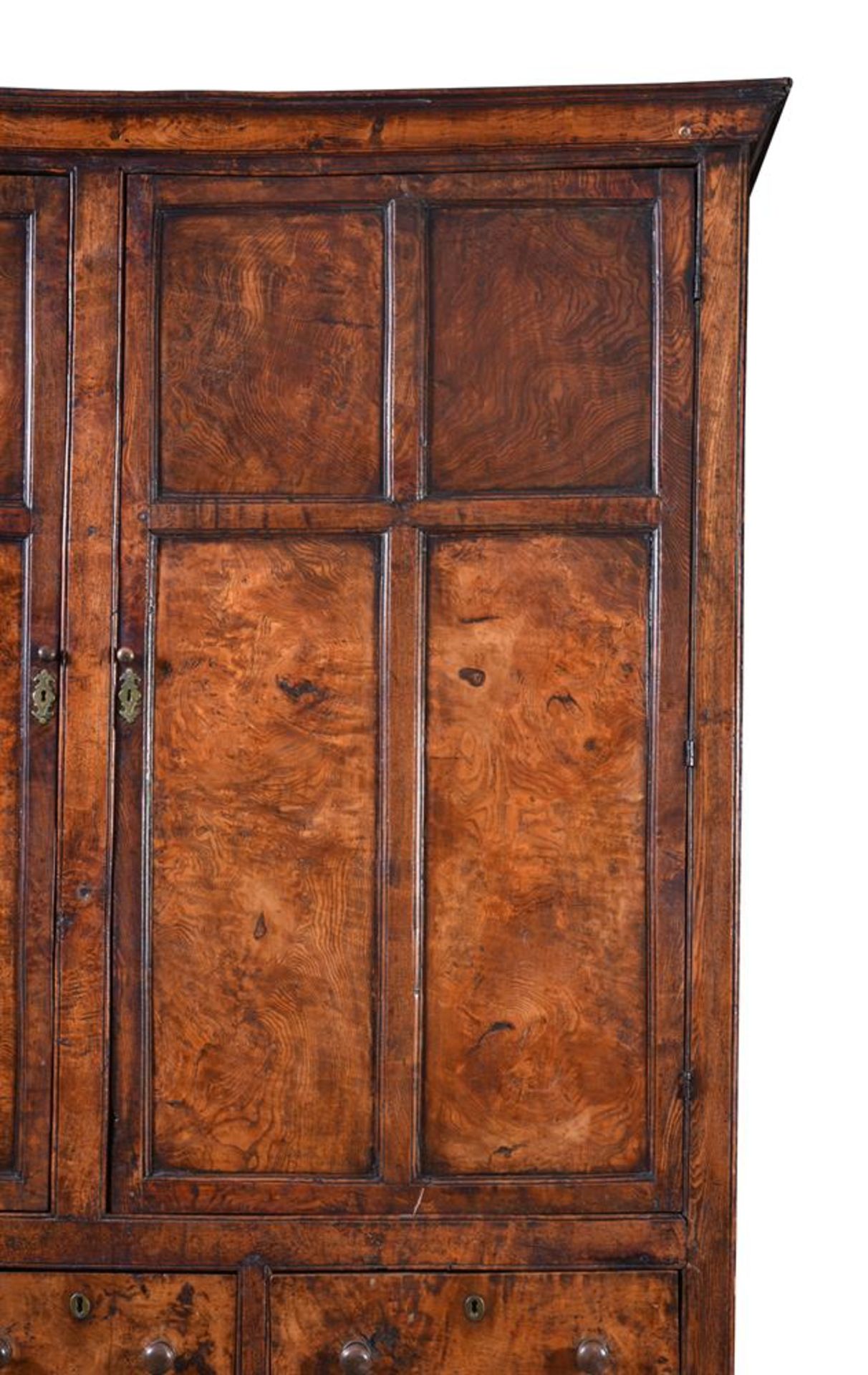 A BURR ELM ESTATE CABINET, LATE 18TH OR EARLY 19TH CENTURY - Bild 2 aus 4