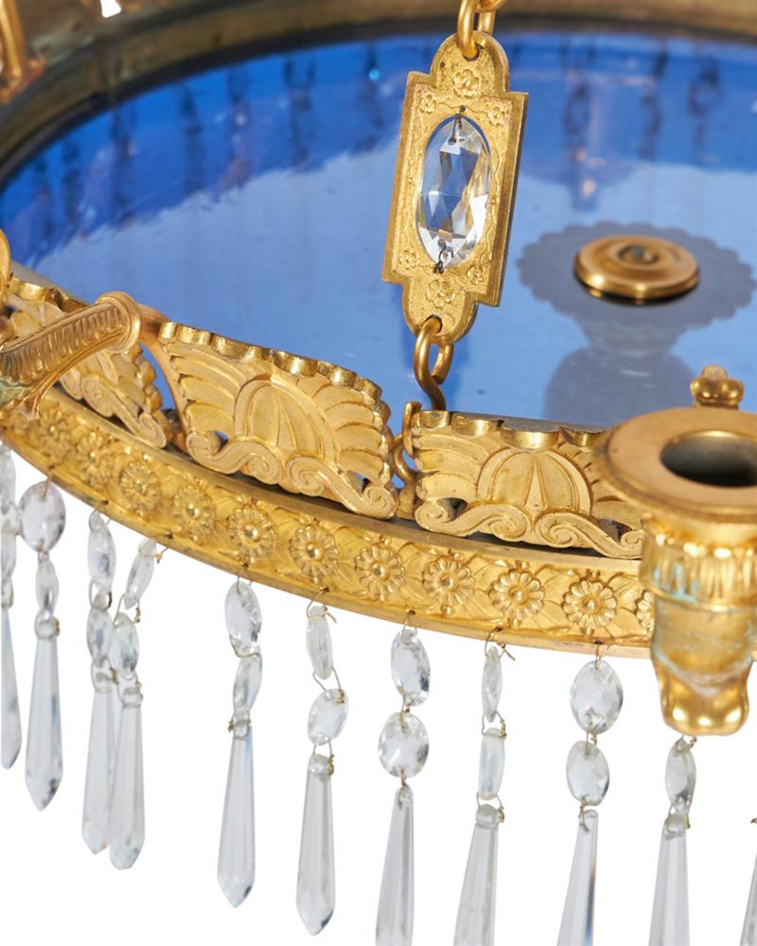 A NORTH EUROPEAN ORMOLU, CLEAR AND BLUE GLASS TEN LIGHT CHANDELIER, EARLY 19TH CENTURY - Bild 5 aus 7