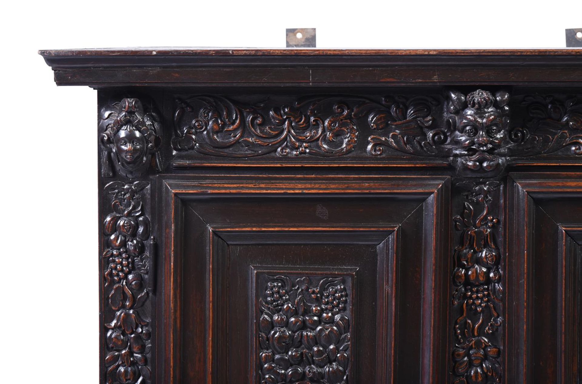 A FRENCH CARVED WALNUT CABINET, 16TH OR 17TH CENTURY - Bild 2 aus 3