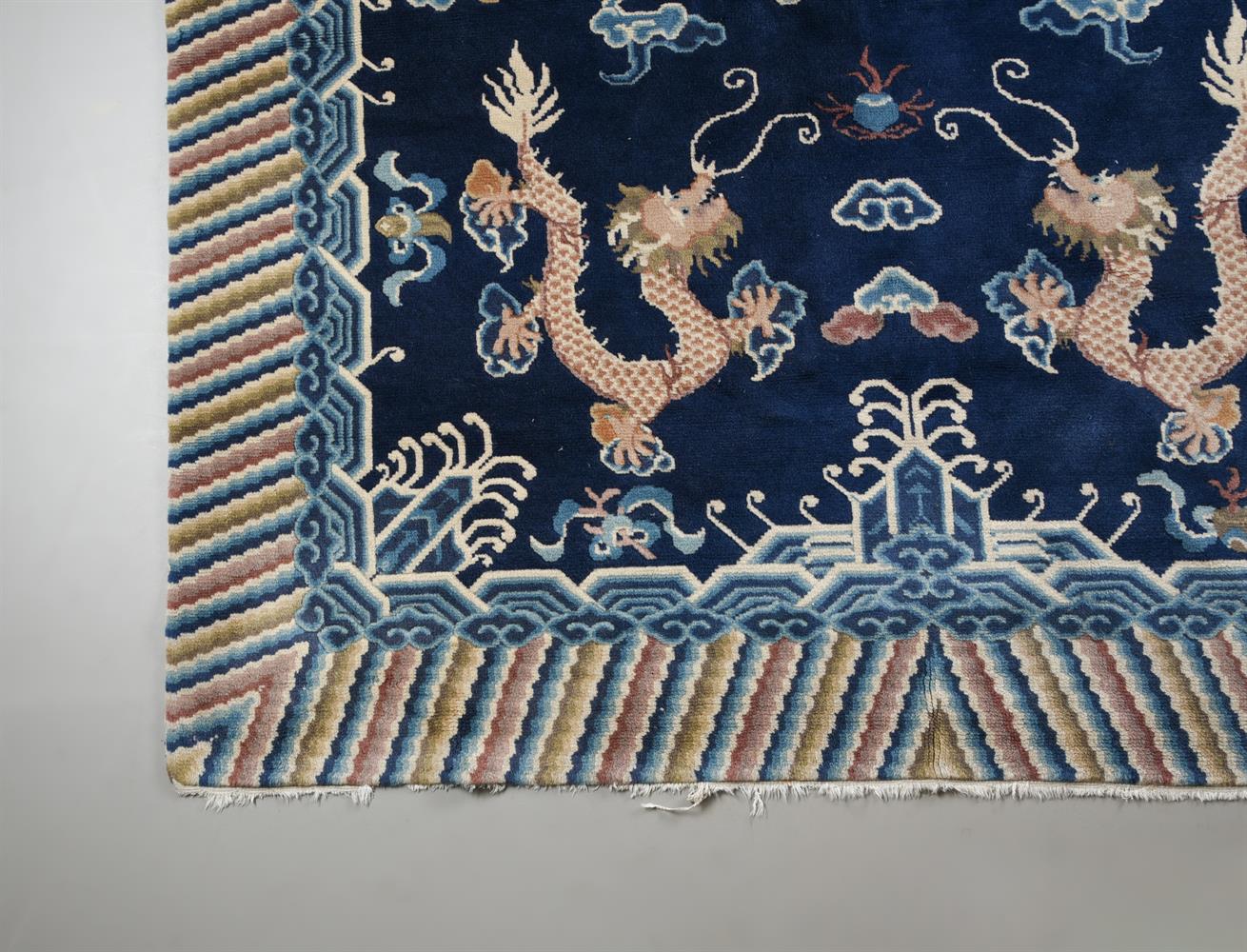 An attractive Chinese wool 'Dragon' rug - Image 2 of 2