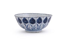 A Chinese blue and white 'Aster' pattern bowl