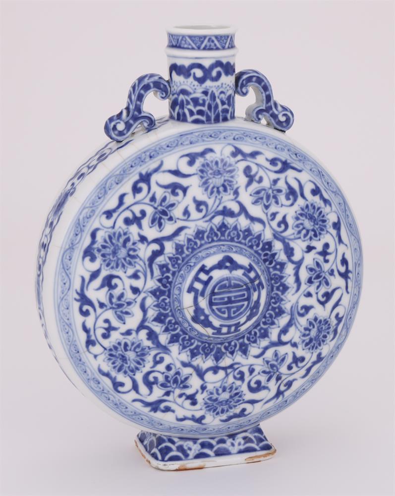 A Chinese blue and white 'Lotus' moon flask - Image 4 of 4