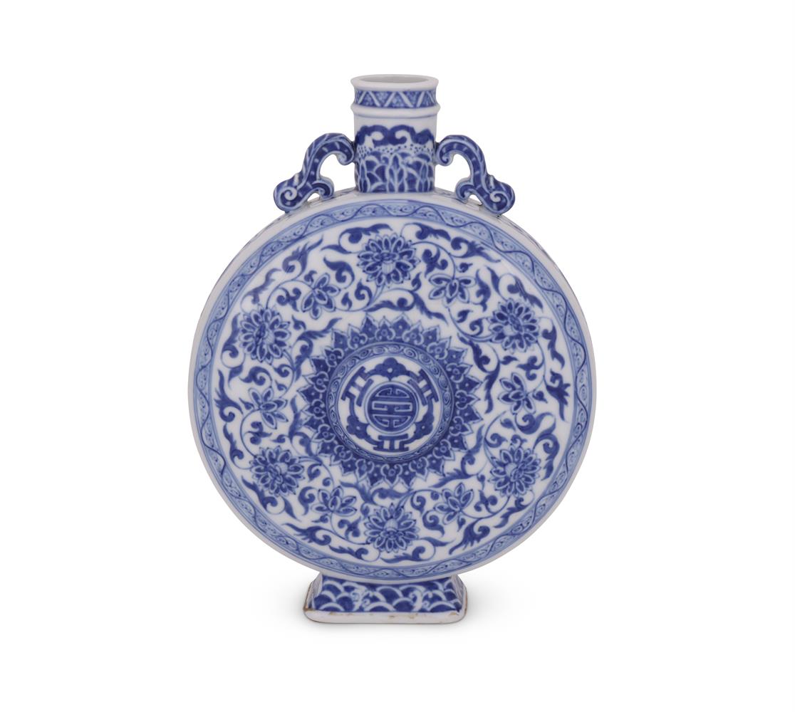 A Chinese blue and white 'Lotus' moon flask - Image 2 of 4