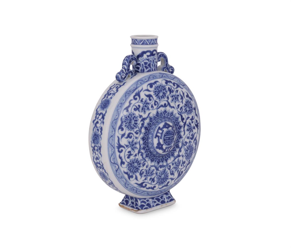 A Chinese blue and white 'Lotus' moon flask - Image 3 of 4