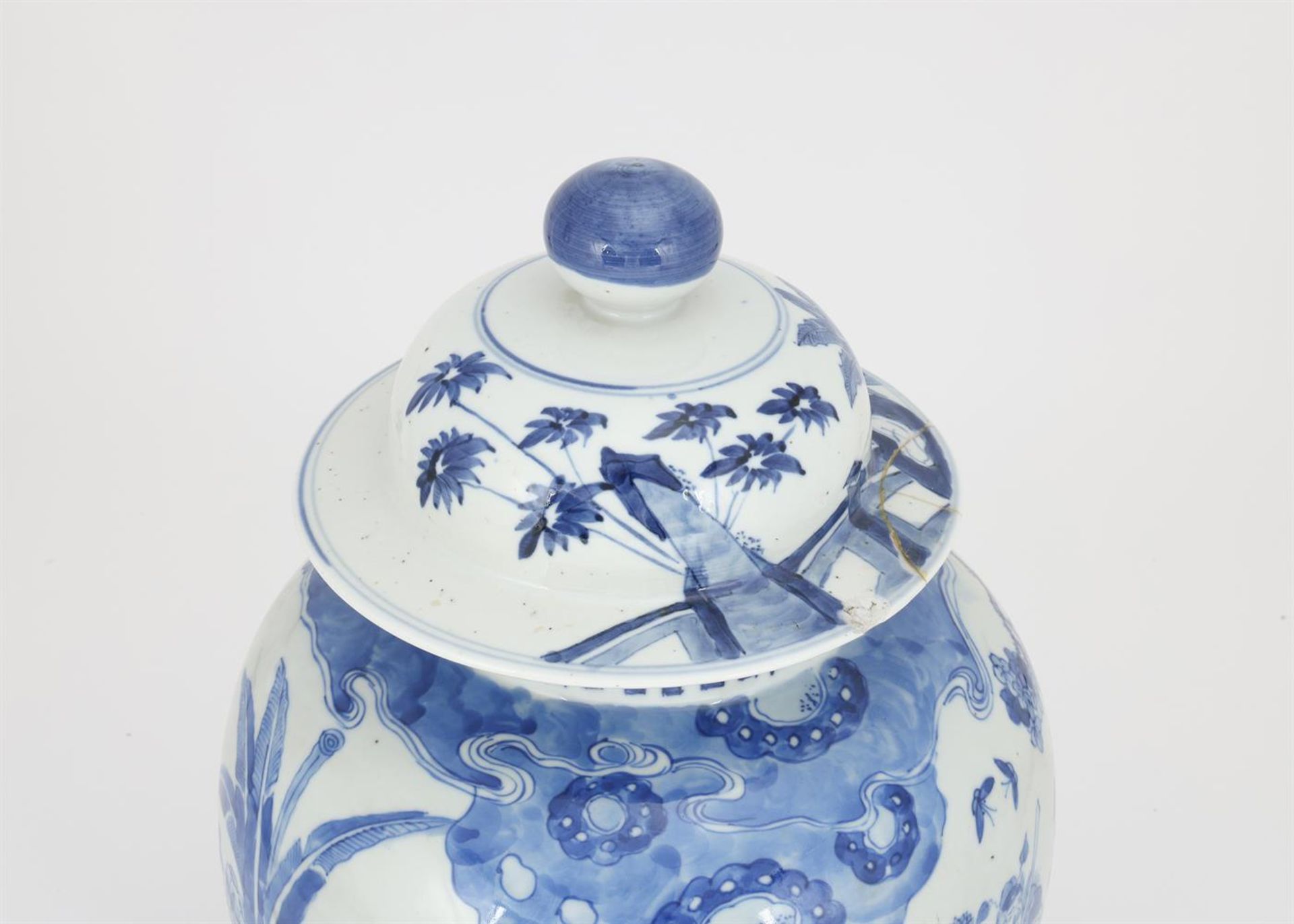 A Chinese blue and white vase and cover - Bild 5 aus 7