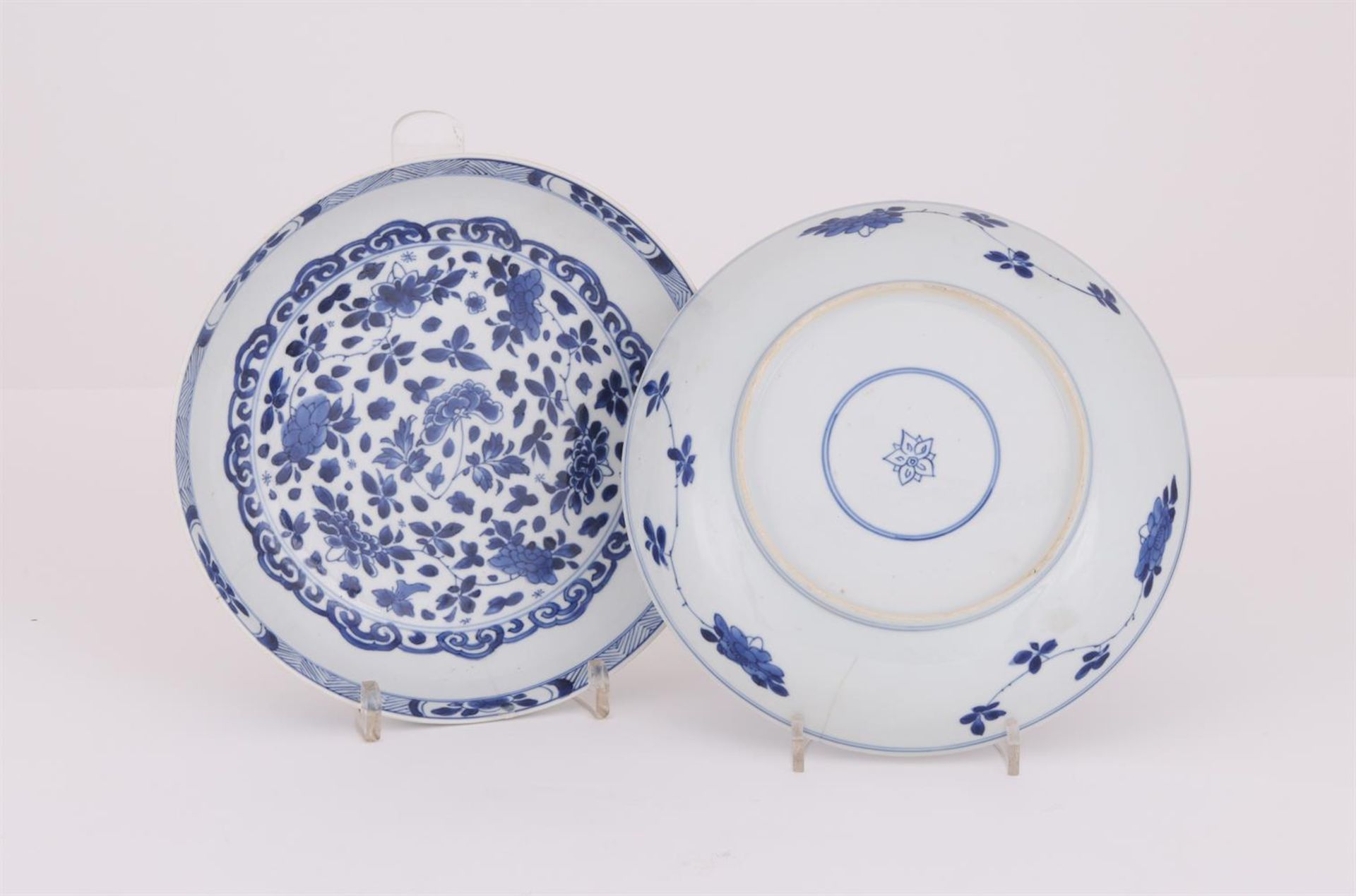 A pair of Chinese blue and white dishes - Bild 2 aus 2