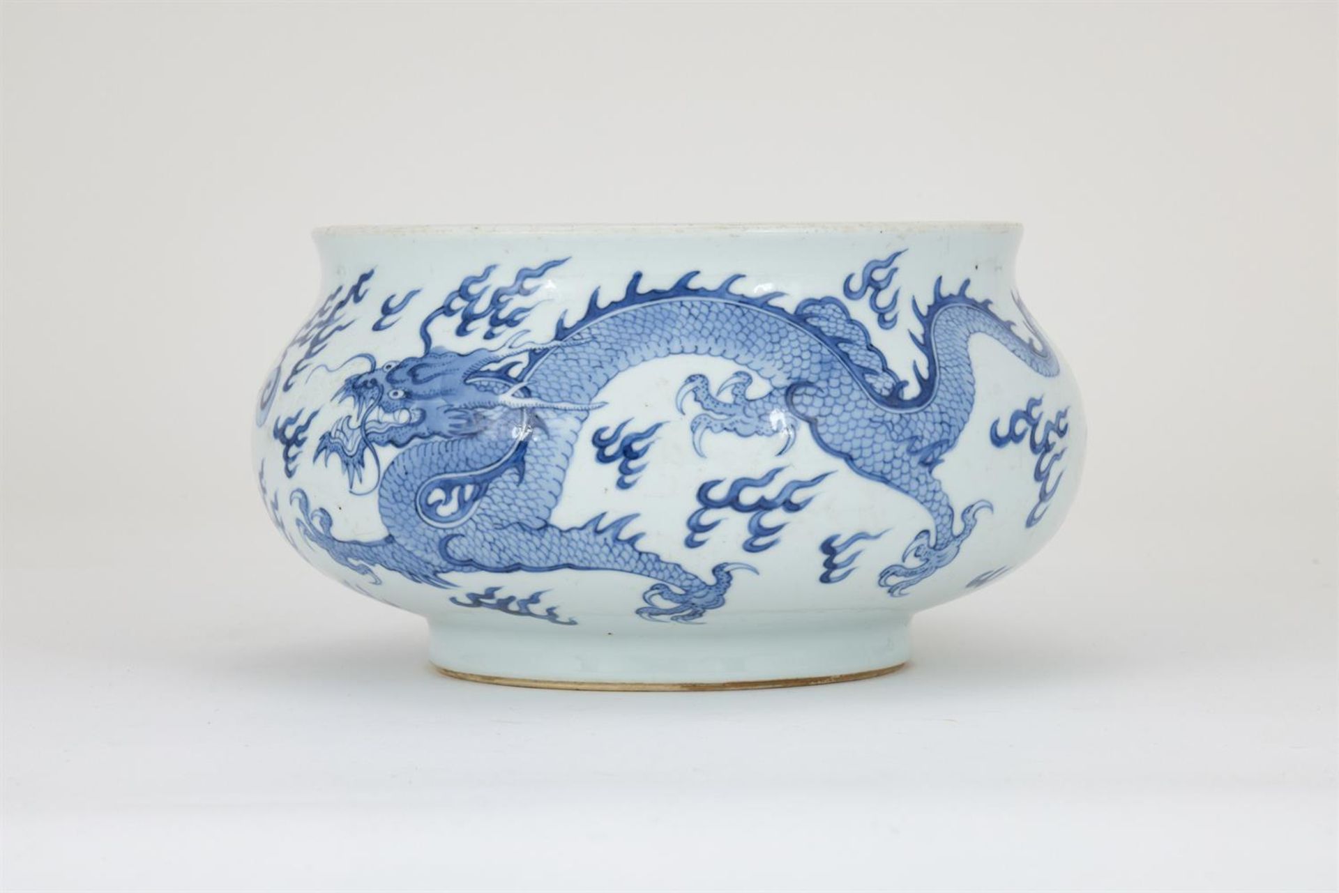 A Chinese blue and white 'Dragon' censer - Bild 2 aus 6