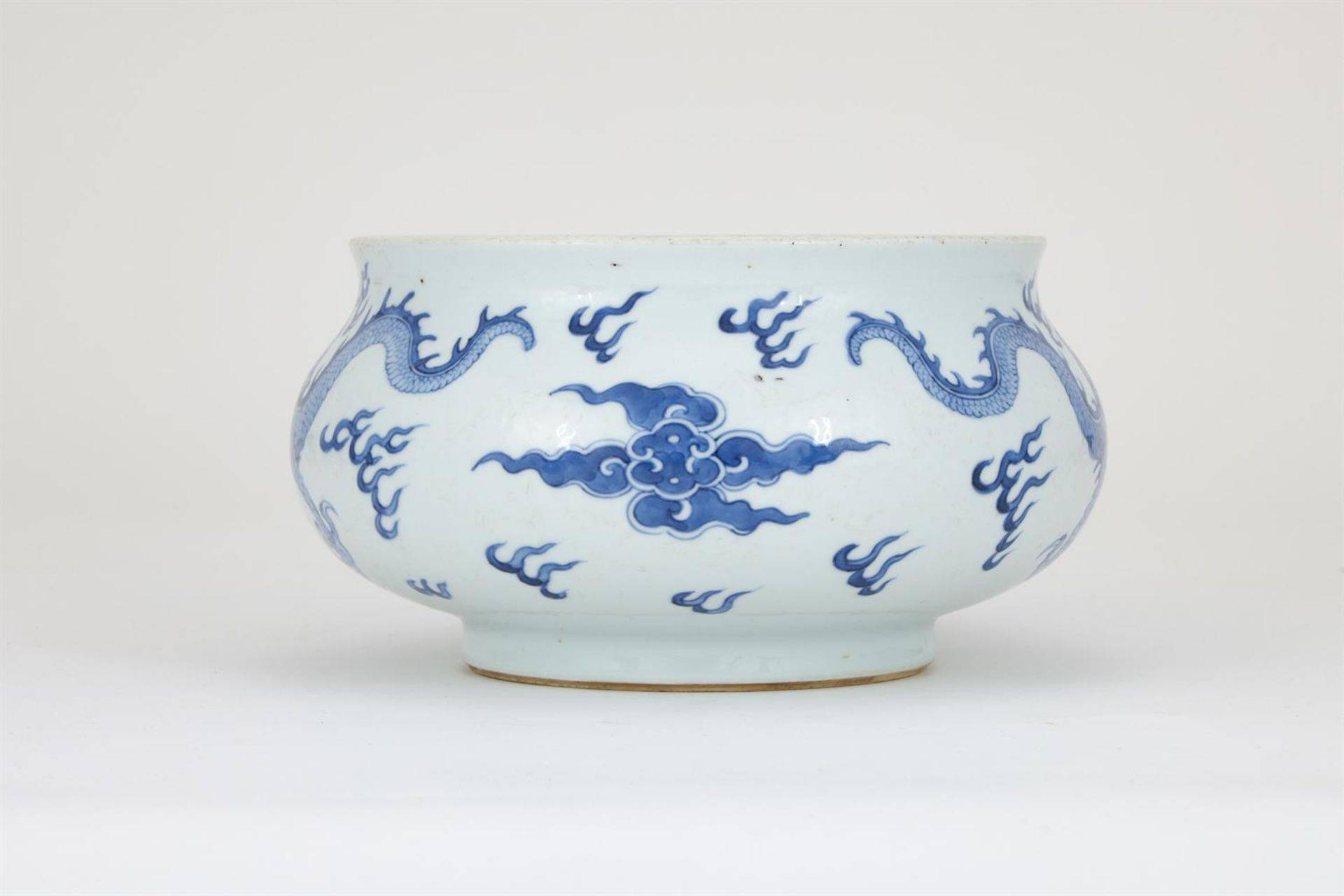 A Chinese blue and white 'Dragon' censer - Bild 3 aus 6