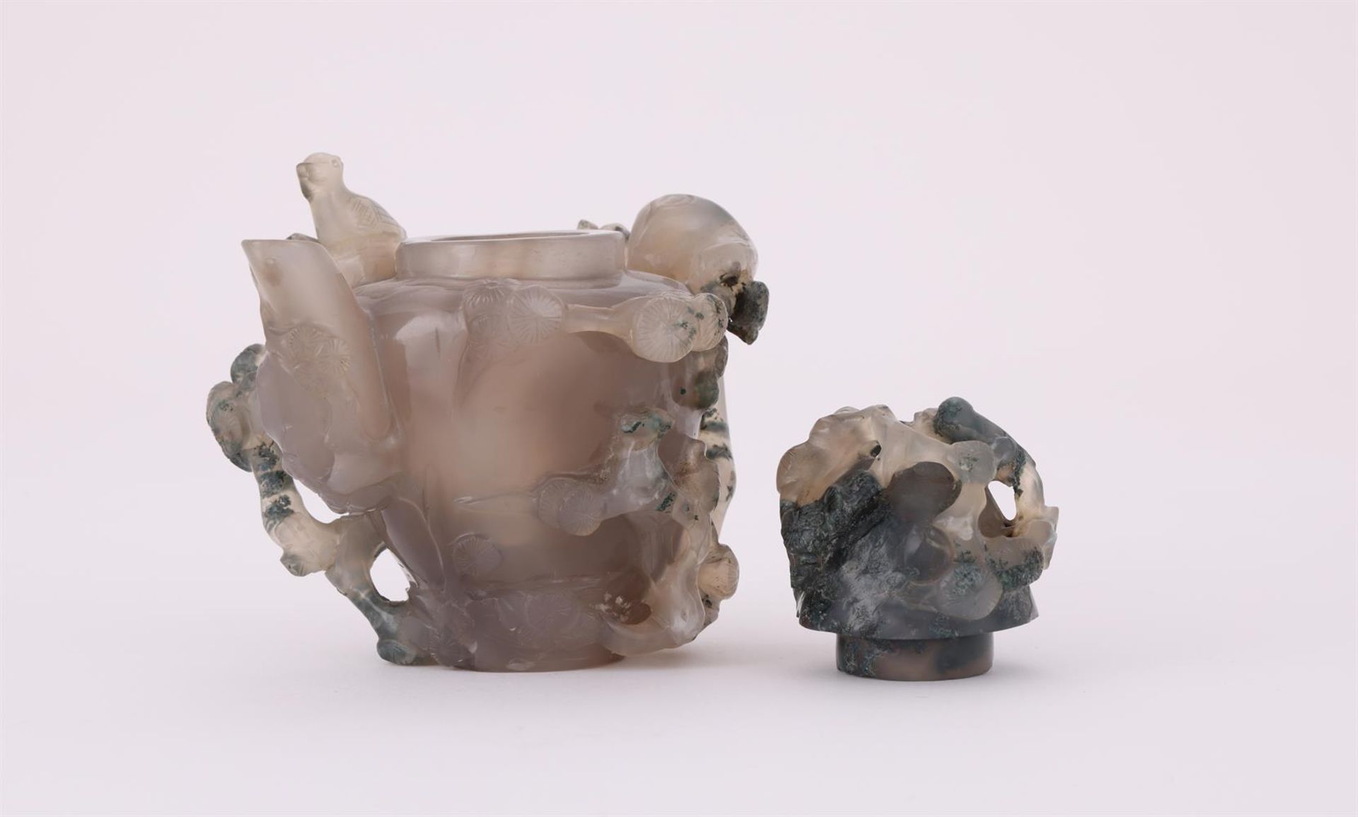 A Chinese agate 'Lotus' washer and an agate tripod censer and a agate teapot - Bild 4 aus 8