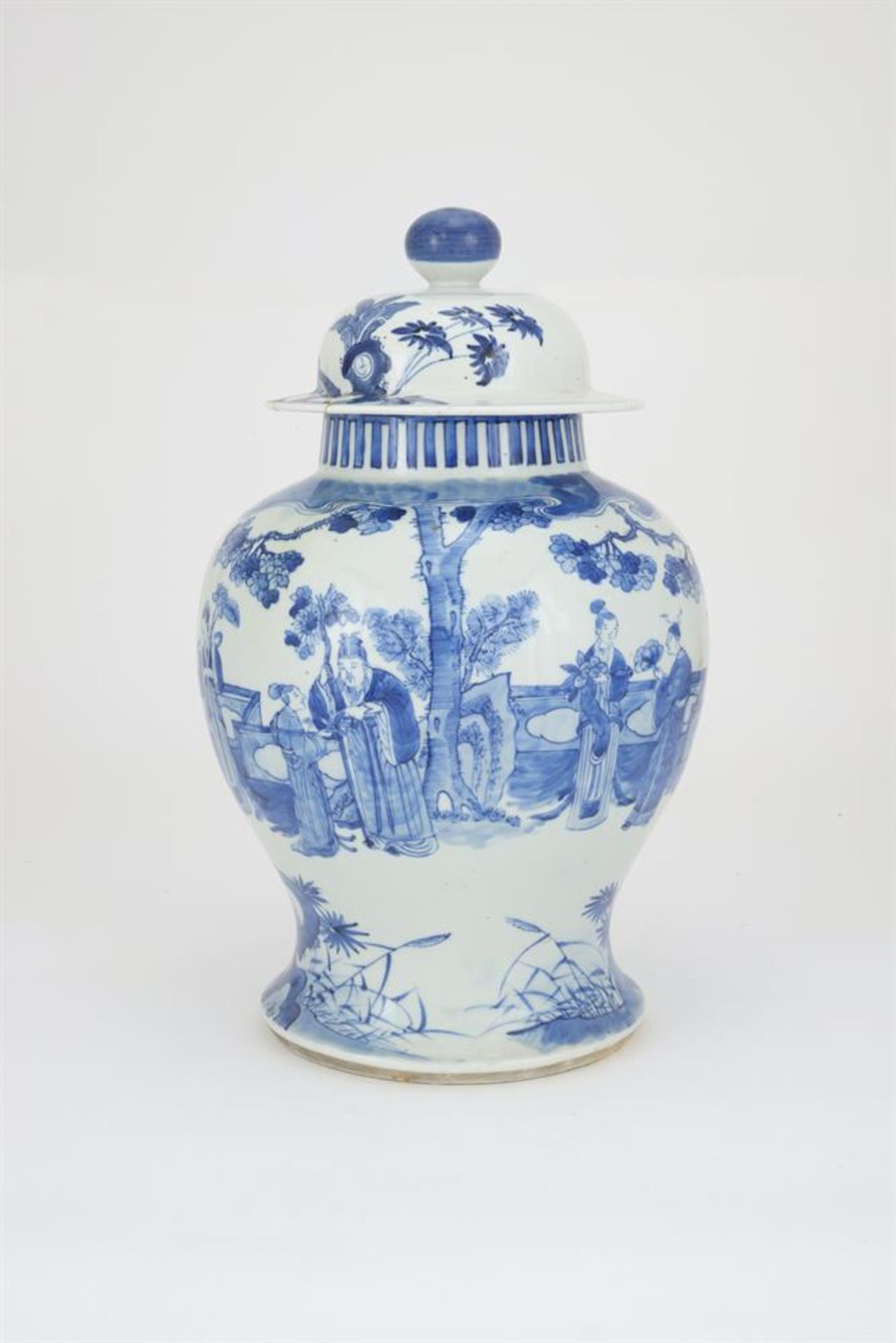 A Chinese blue and white vase and cover - Bild 2 aus 7