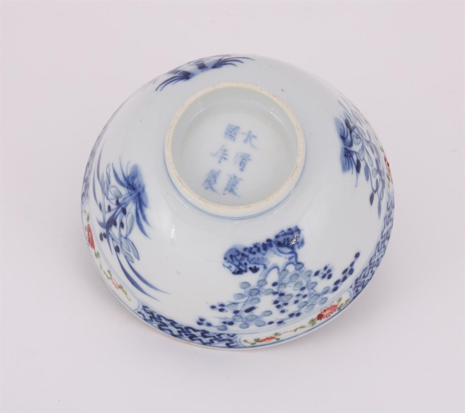 A Chinese 'ling long' blue and white and Famille Rose bowl - Bild 4 aus 4