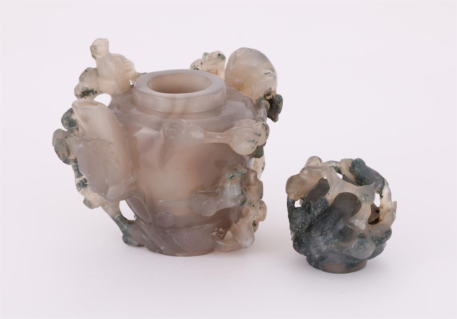 A Chinese agate 'Lotus' washer and an agate tripod censer and a agate teapot - Bild 3 aus 8