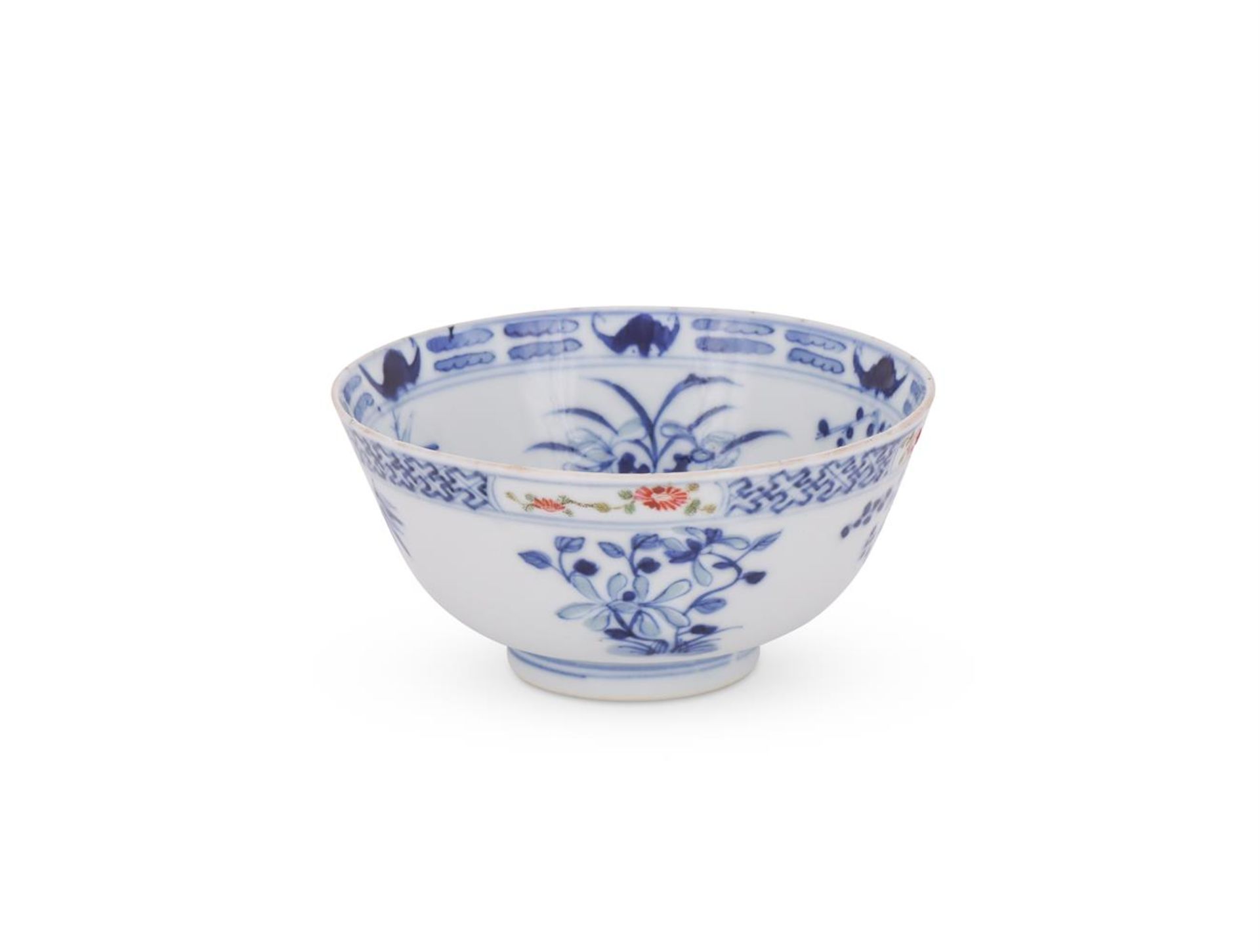 A Chinese 'ling long' blue and white and Famille Rose bowl - Bild 2 aus 4