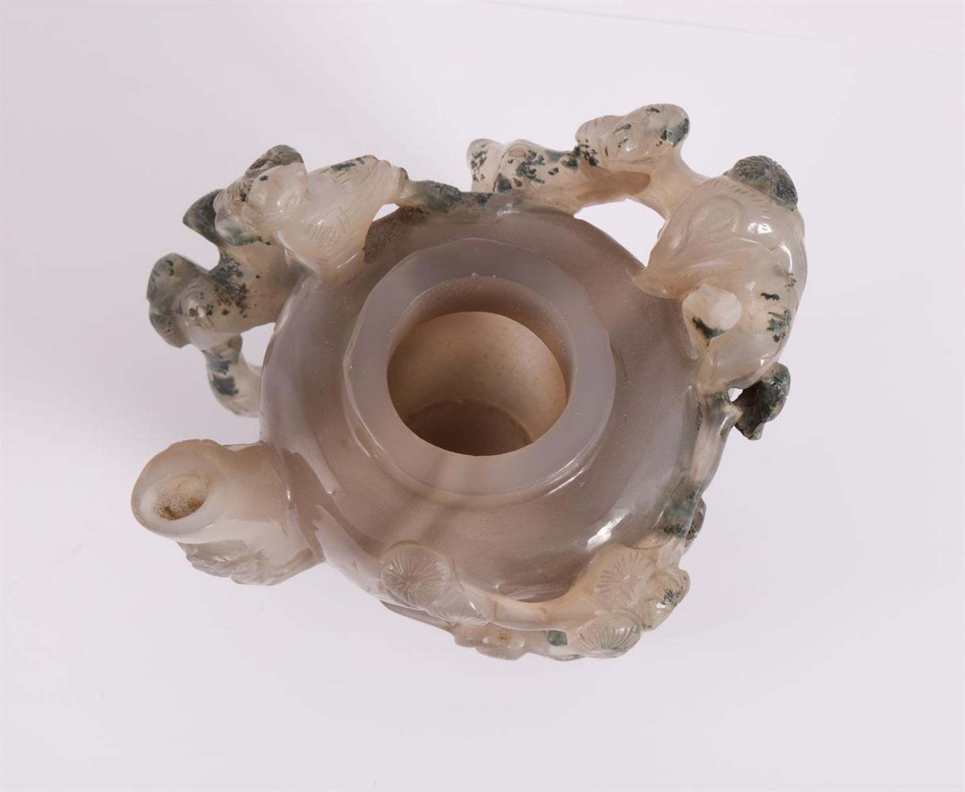 A Chinese agate 'Lotus' washer and an agate tripod censer and a agate teapot - Bild 5 aus 8