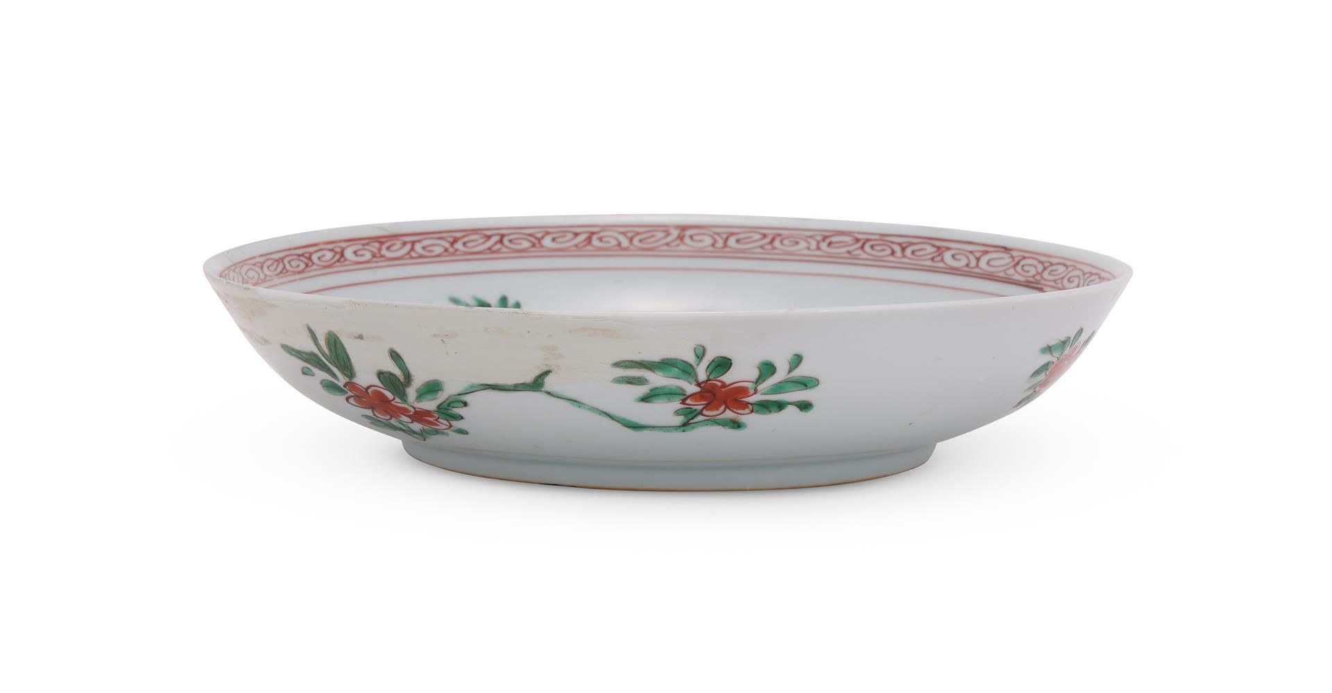 A Chinese Famille Verte 'Pine Tree' dish - Bild 2 aus 3