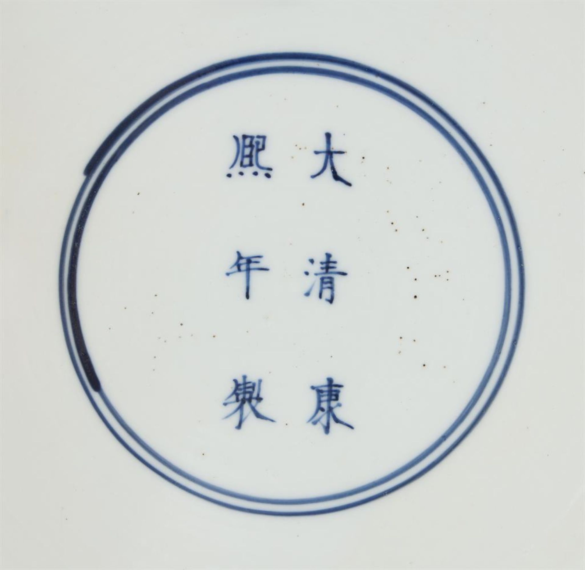 A large Chinese green-ground blue and white plate - Bild 4 aus 4