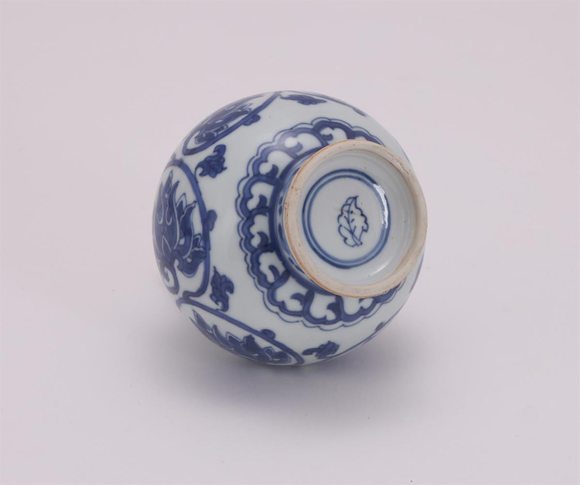 A Chinese blue and white 'Lotus' vase - Bild 2 aus 2