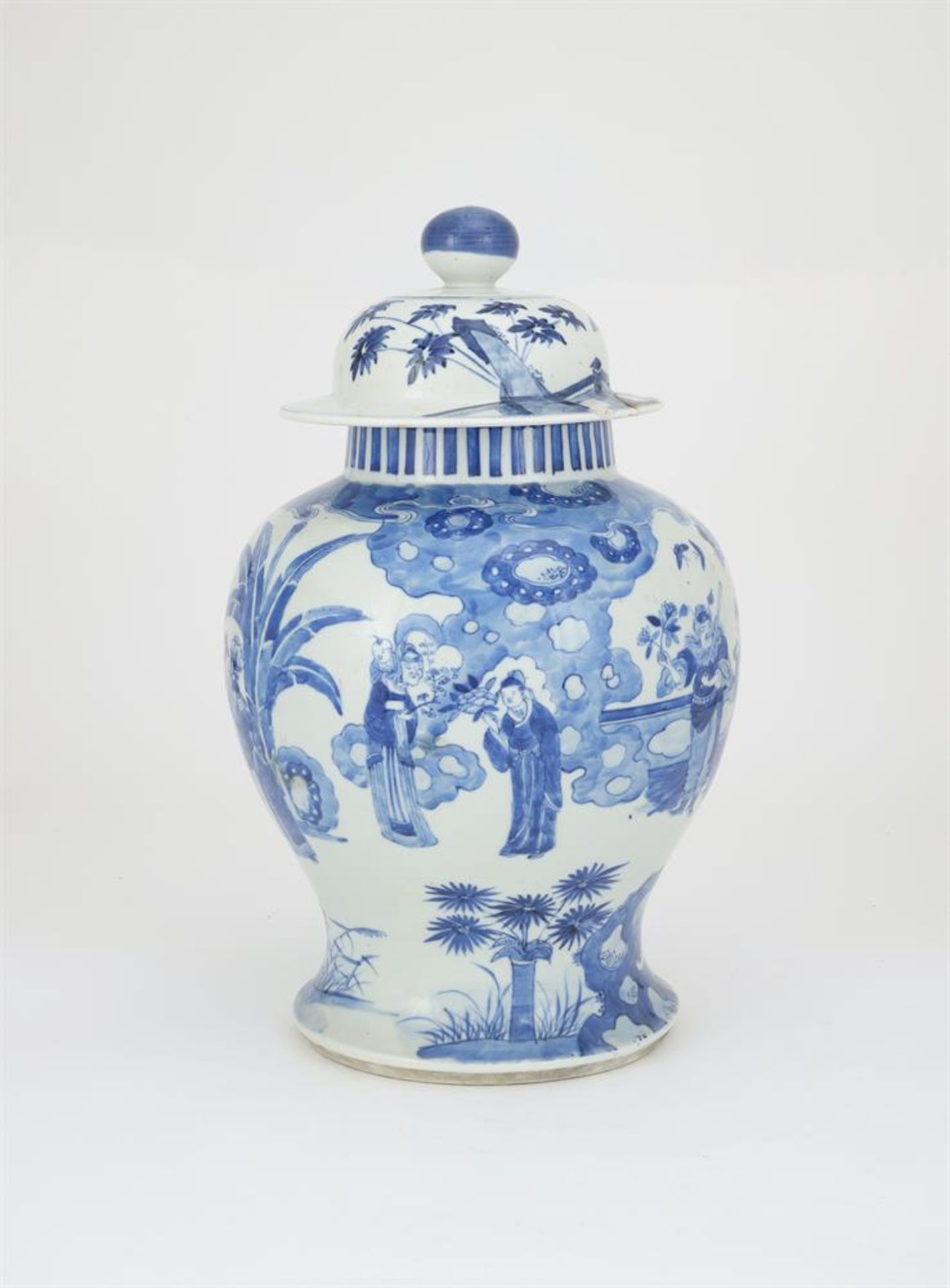 A Chinese blue and white vase and cover - Bild 4 aus 7