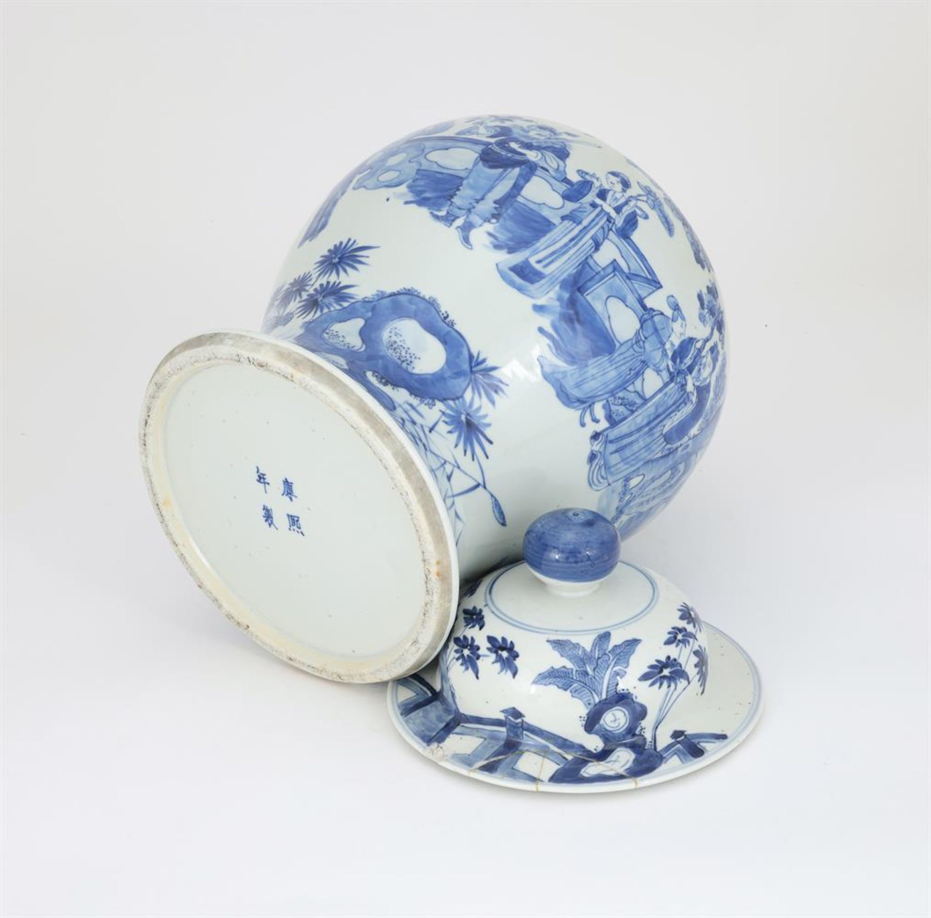 A Chinese blue and white vase and cover - Bild 6 aus 7