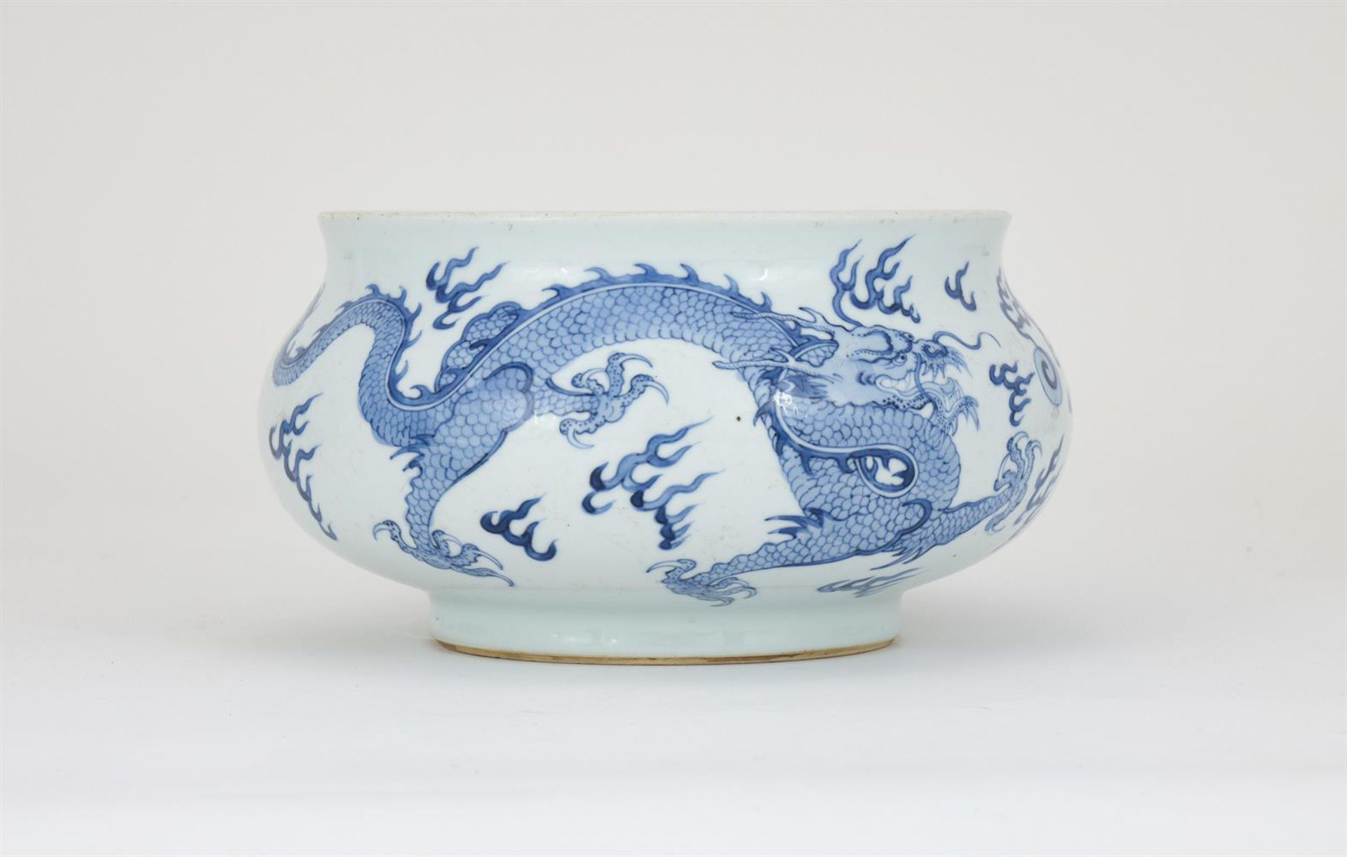 A Chinese blue and white 'Dragon' censer - Bild 4 aus 6