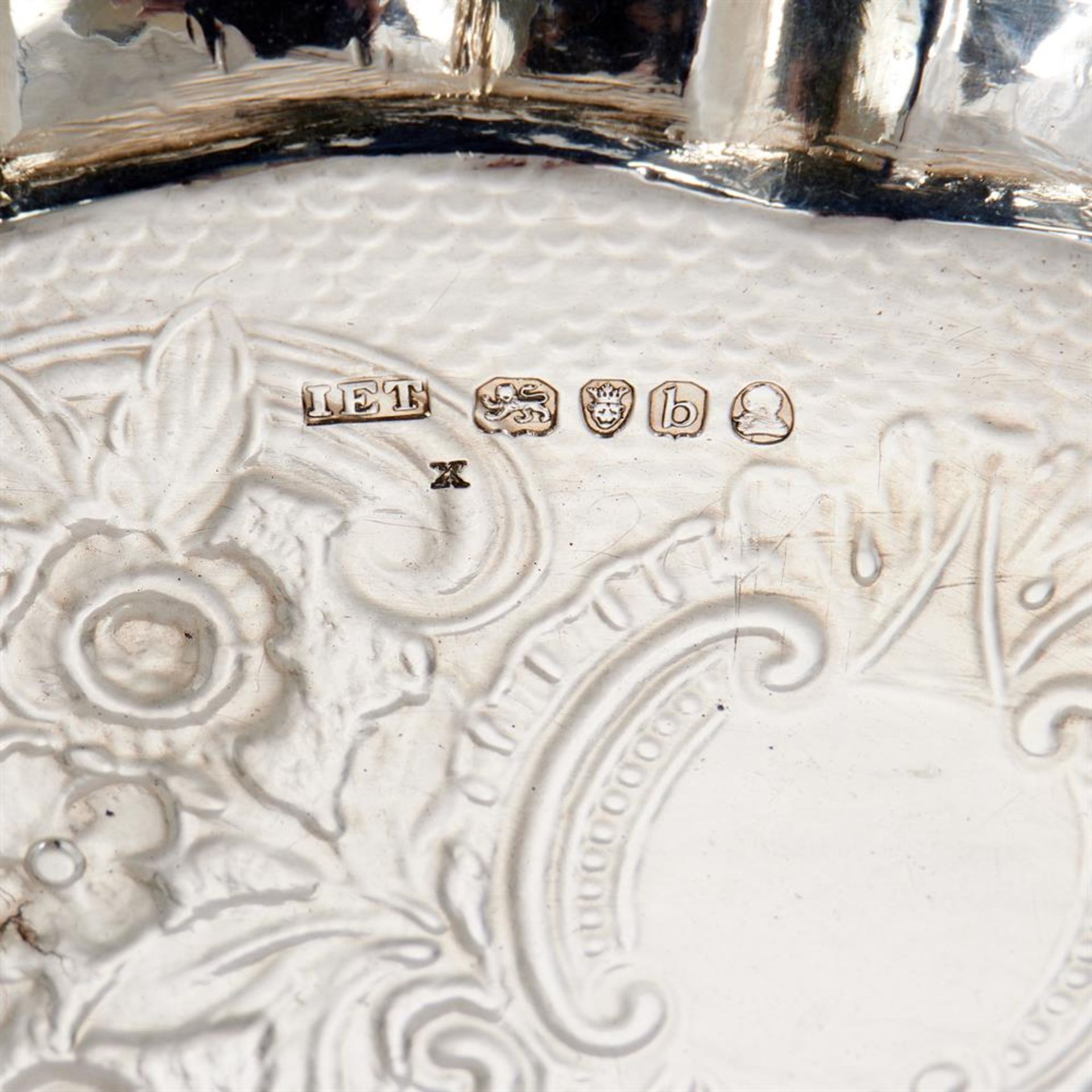 A GEORGE III SILVER SHAPED CIRCULAR SALVER - Image 2 of 2