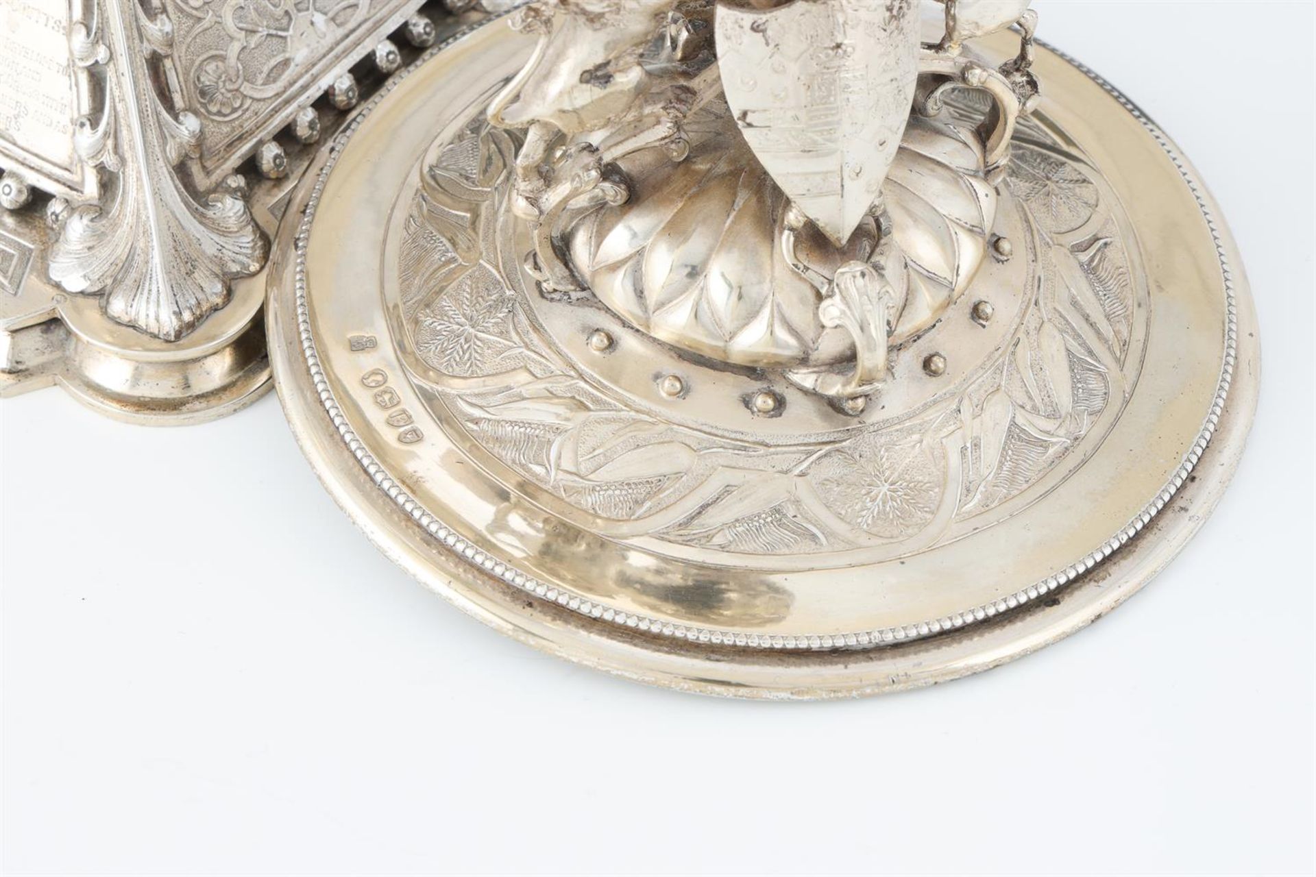 A VICTORIAN SILVER LOVING CUP AND COVER - Image 5 of 6
