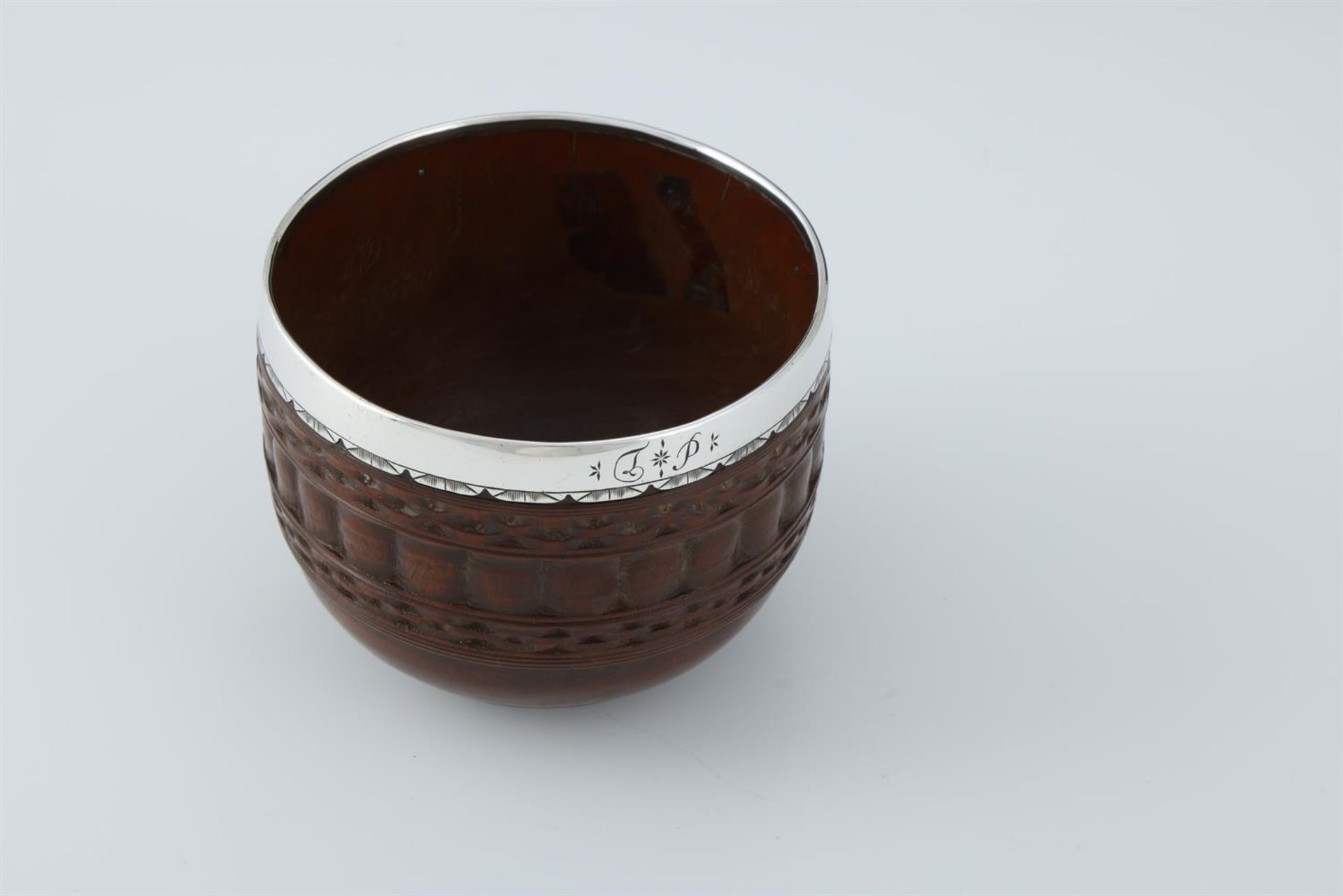 A SILVER MOUNTED LIGNUM VITAE DIPPER CUP - Image 4 of 4