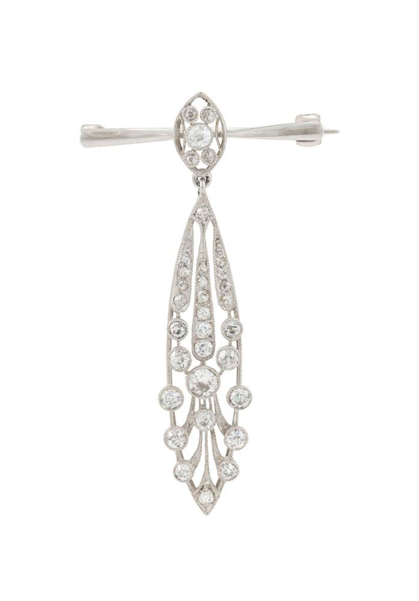 AN EARLY 20TH CENTURY DIAMOND DROP BAR BROOCH