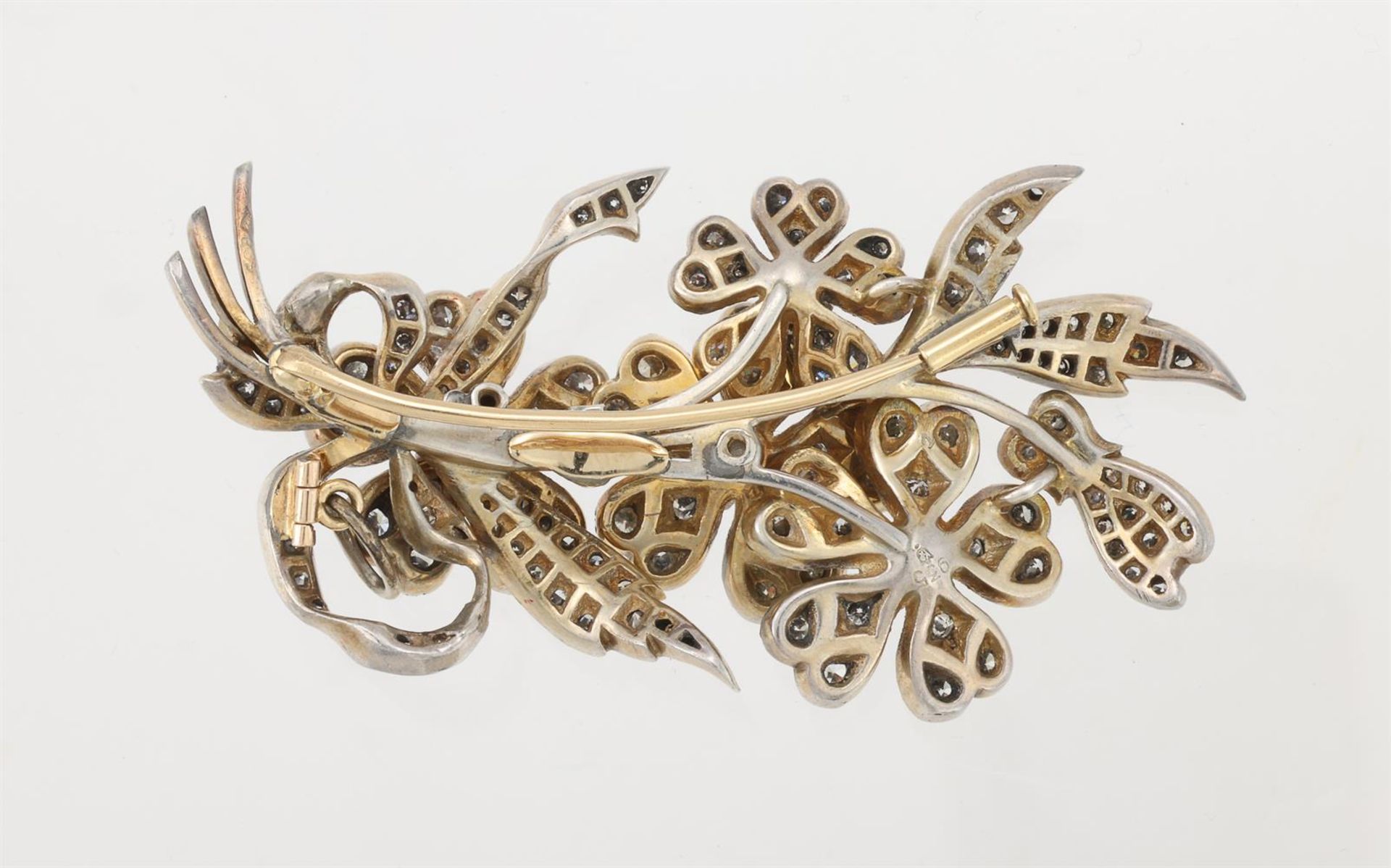 A MID 20TH CENTURY DIAMOND FLORAL SPRAY BROOCH - Bild 2 aus 2