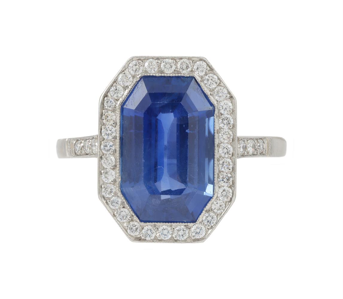 AN ART DECO SAPPHIRE AND DIAMOND CLUSTER RING, CIRCA 1925