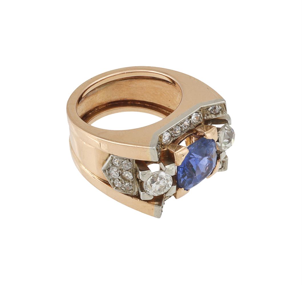 A 1940S SAPPHIRE AND DIAMOND DRESS RING - Image 2 of 2