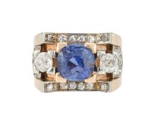 A 1940S SAPPHIRE AND DIAMOND DRESS RING