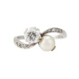 AN EARLY 20TH CENTURY PEARL AND DIAMOND TOI ET MOI RING