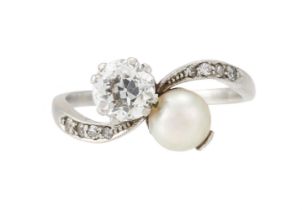 AN EARLY 20TH CENTURY PEARL AND DIAMOND TOI ET MOI RING