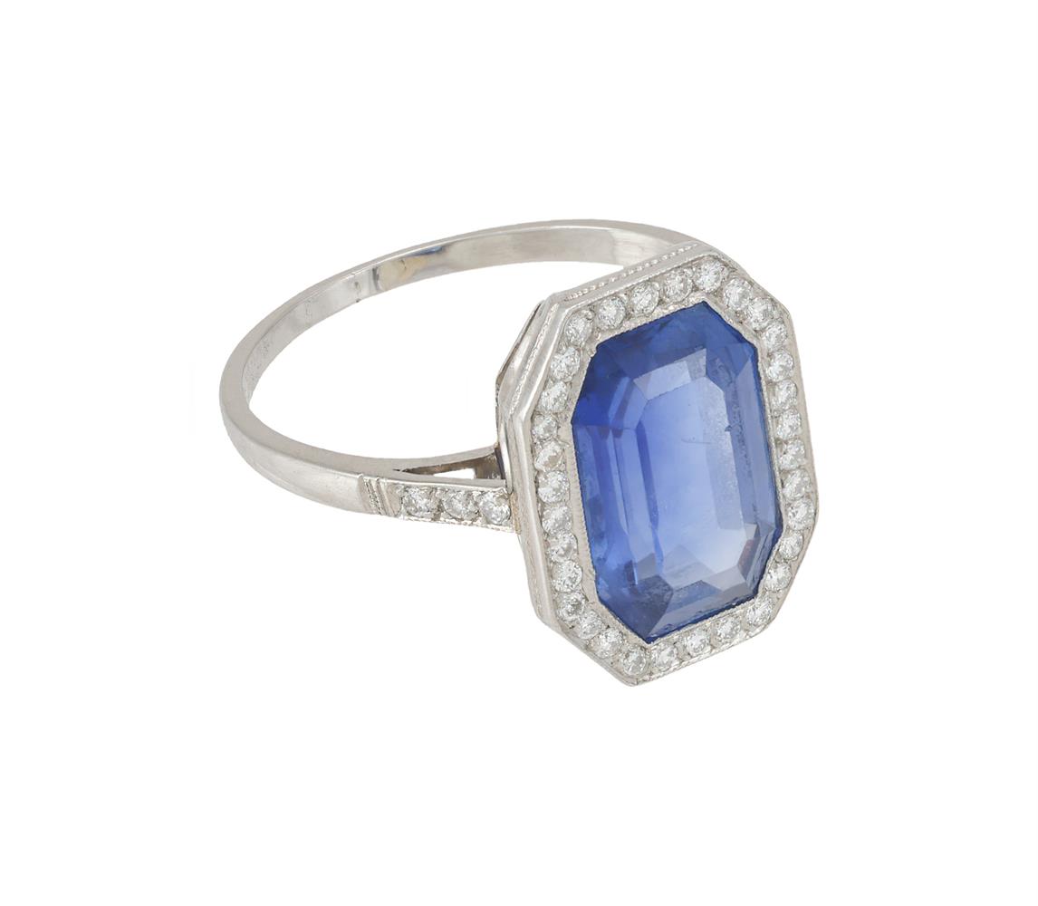 AN ART DECO SAPPHIRE AND DIAMOND CLUSTER RING, CIRCA 1925 - Image 2 of 2