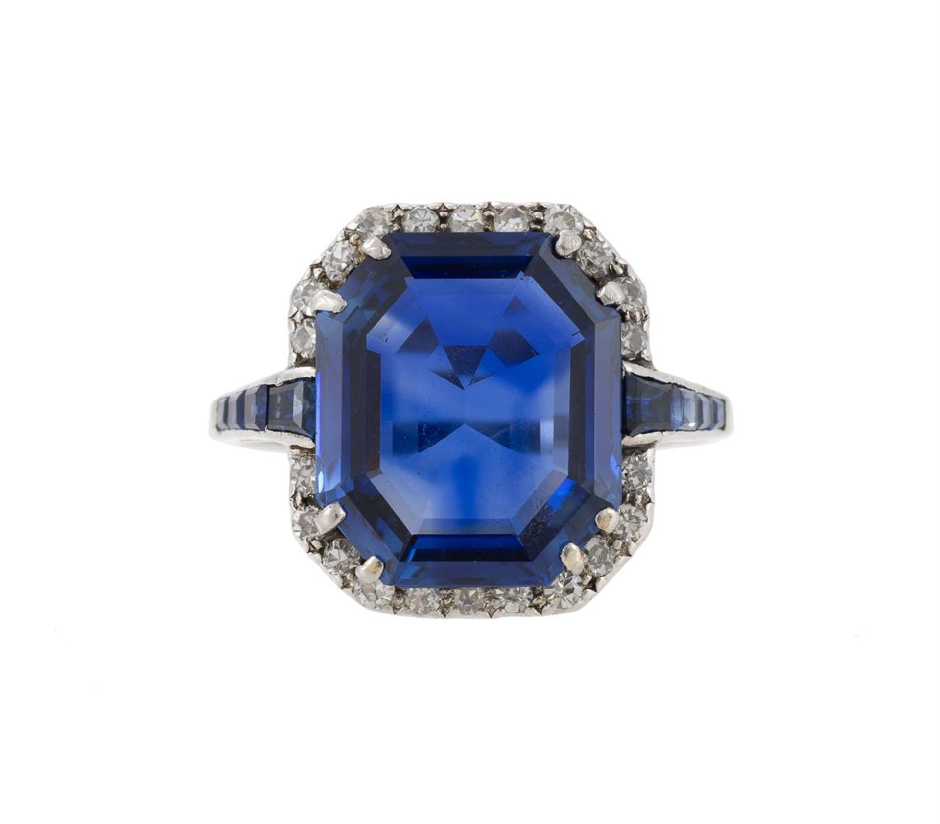A 1920S/1930S SAPPHIRE AND DIAMOND DRESS RING