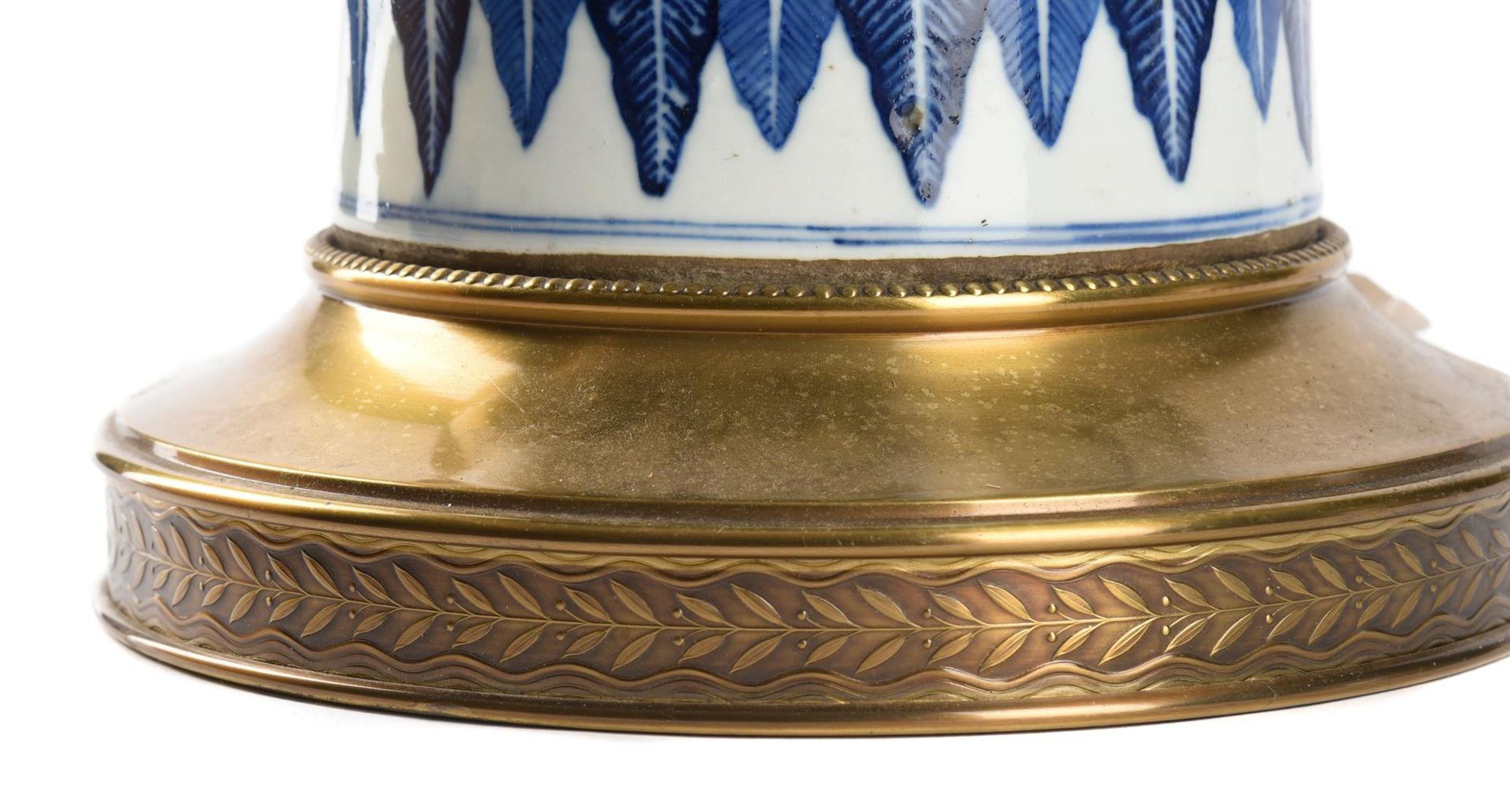 A CHINESE BLUE AND WHITE PORCELAIN AND GILT METAL MOUNTED TABLE LAMP, LATE 19TH OR 20TH CENTURY - Image 4 of 4