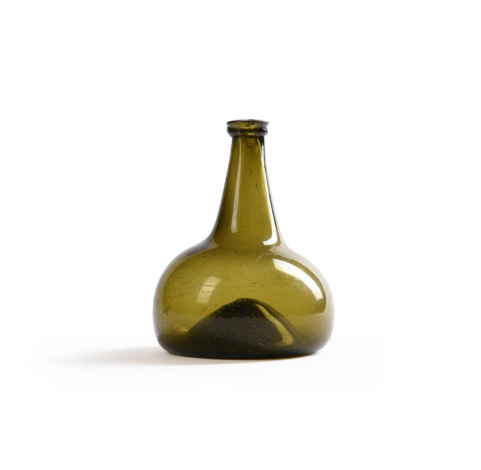 AN OLIVE-GREEN TINT 'ONION' WINE BOTTLE, EARLY 18TH CENTURY